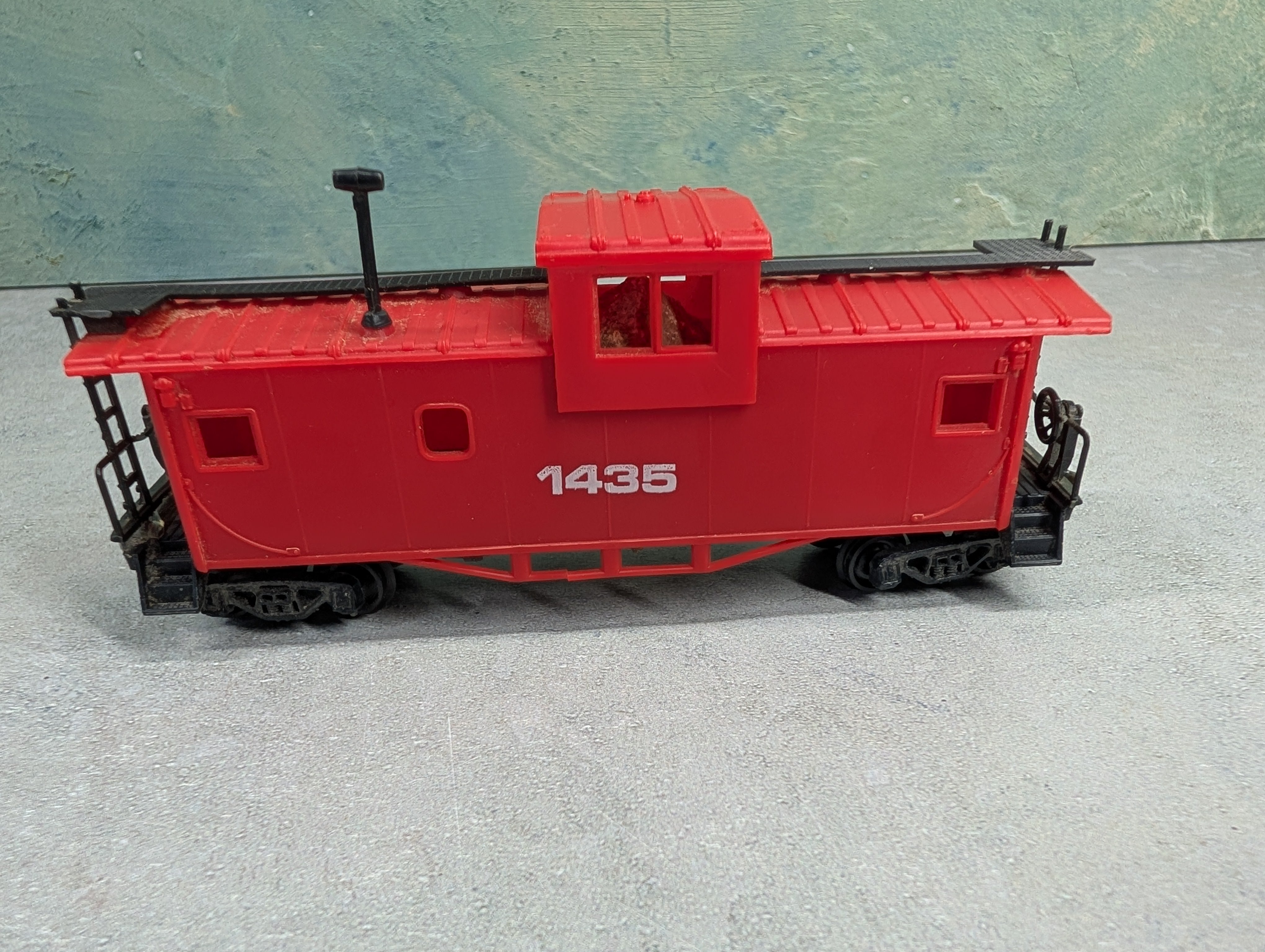 USED HO Scale Safety Red Caboose #1435