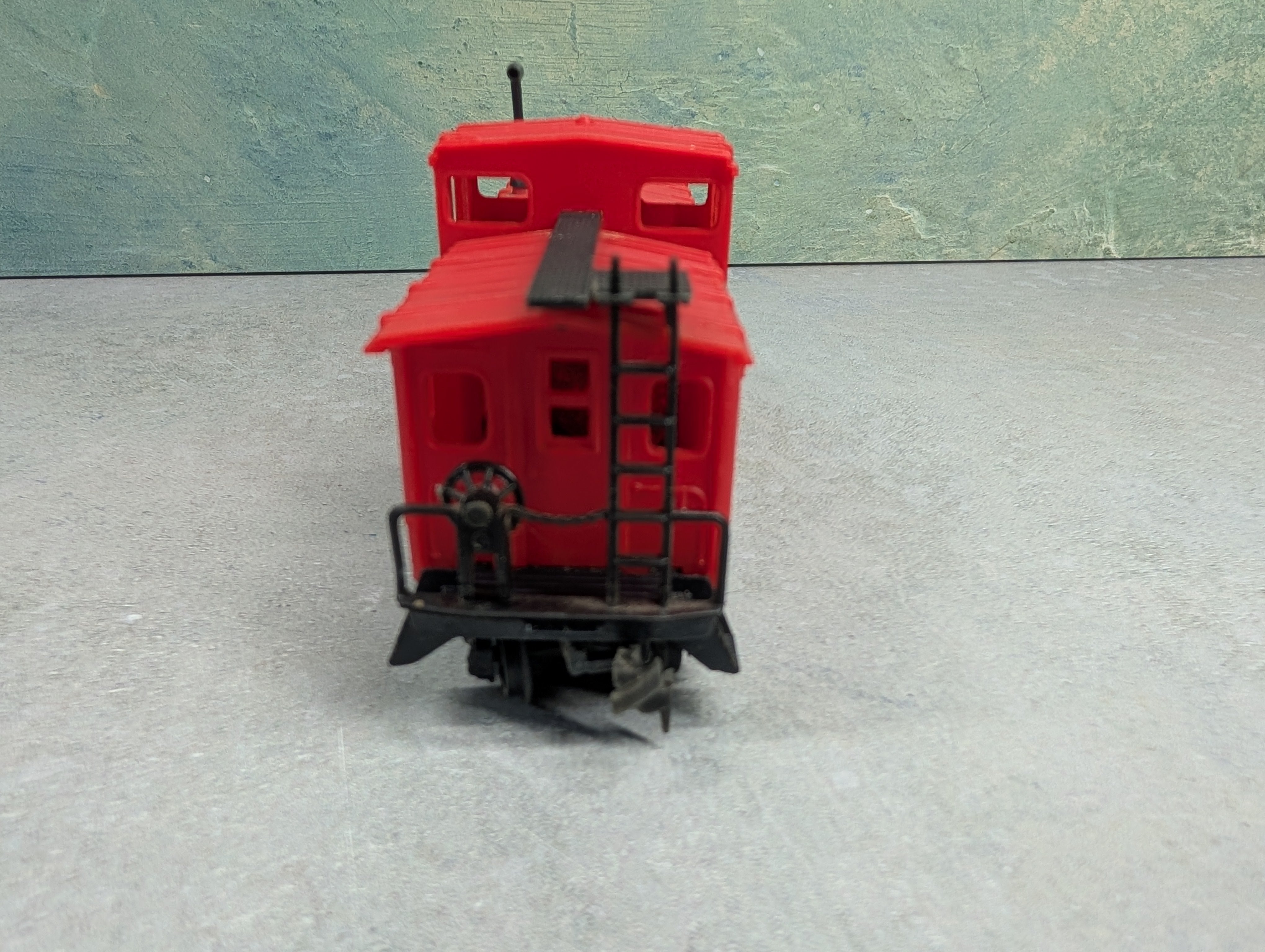USED HO Scale Safety Red Caboose #1435