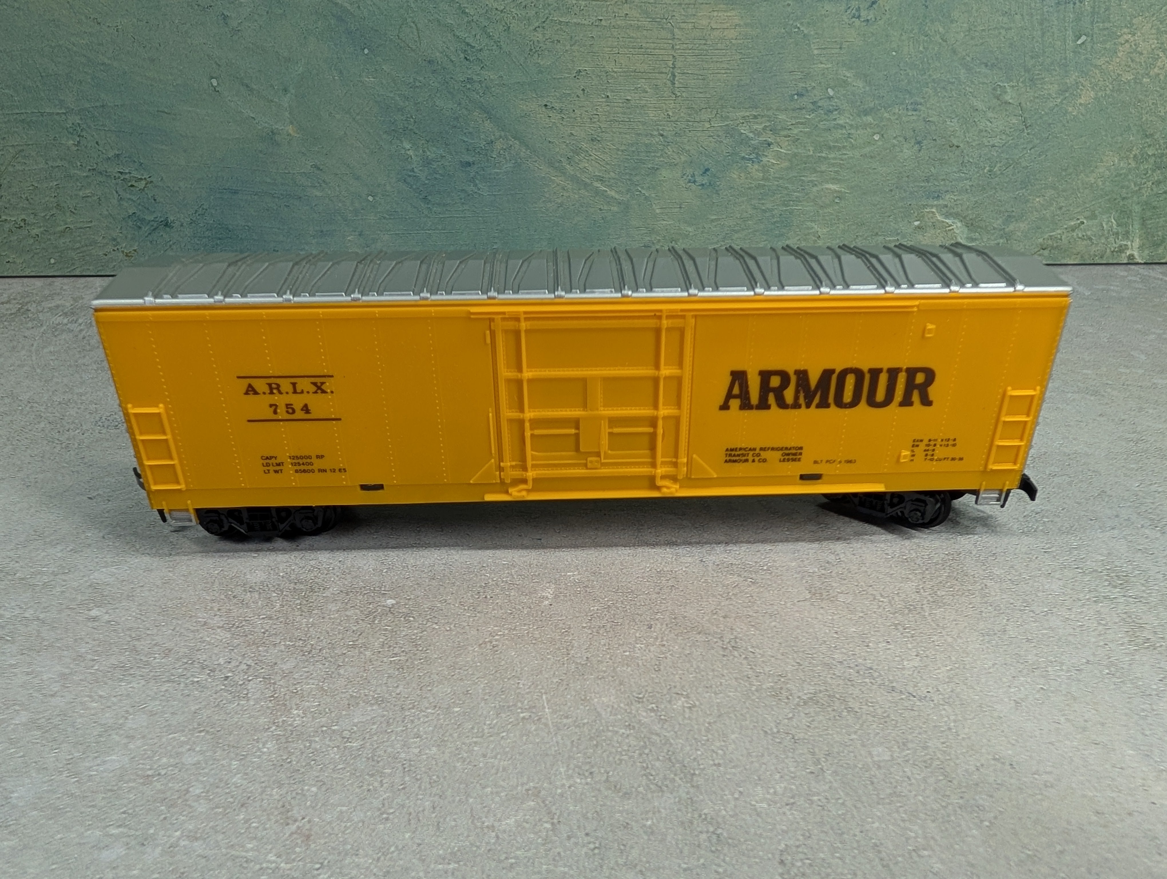 USED AHM HO Scale 50' Box Car Armour Refrigerator Line