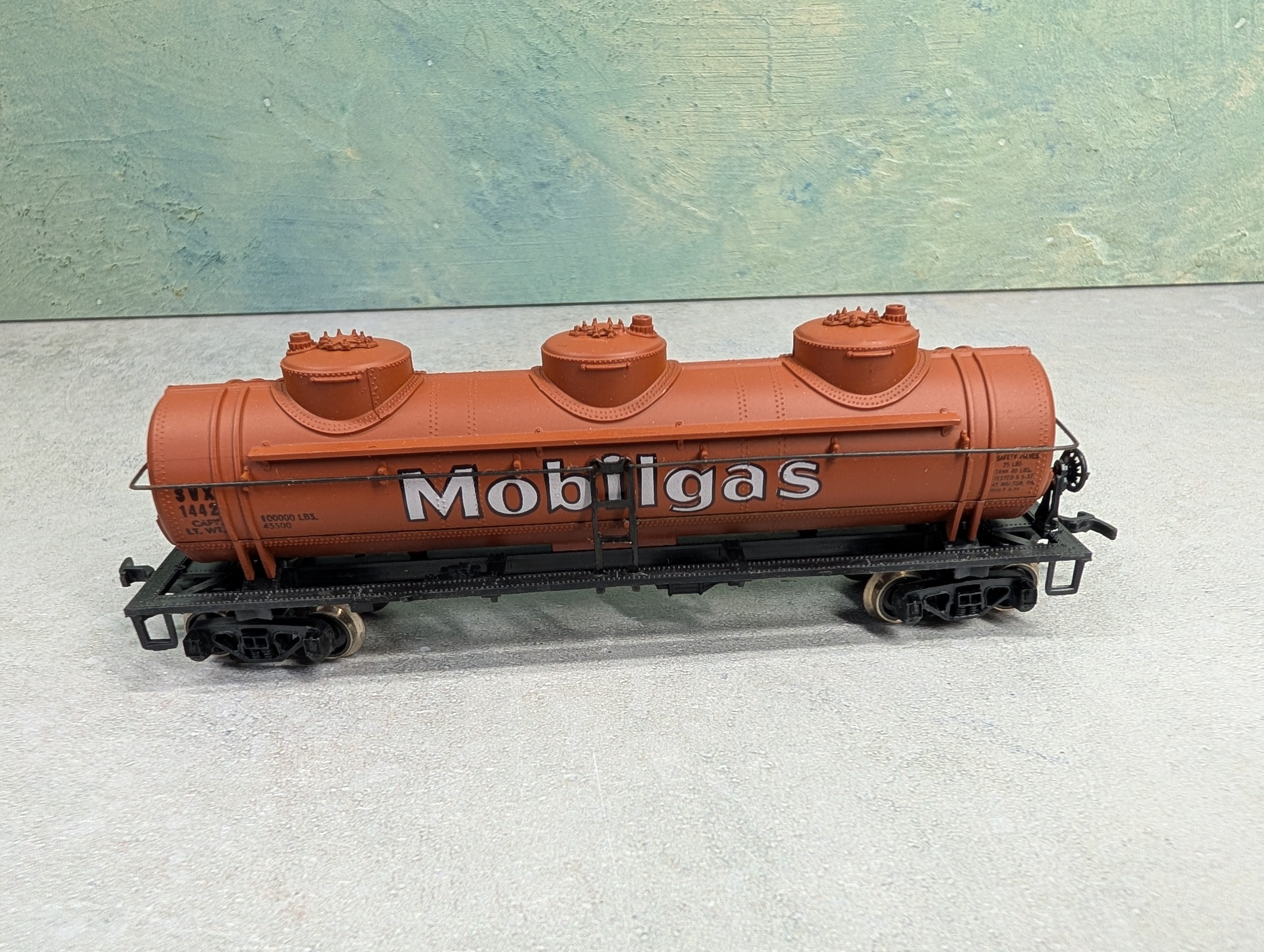 USED AHM HO Scale Triple Dome Tank Car Mobilgas SVX #1442