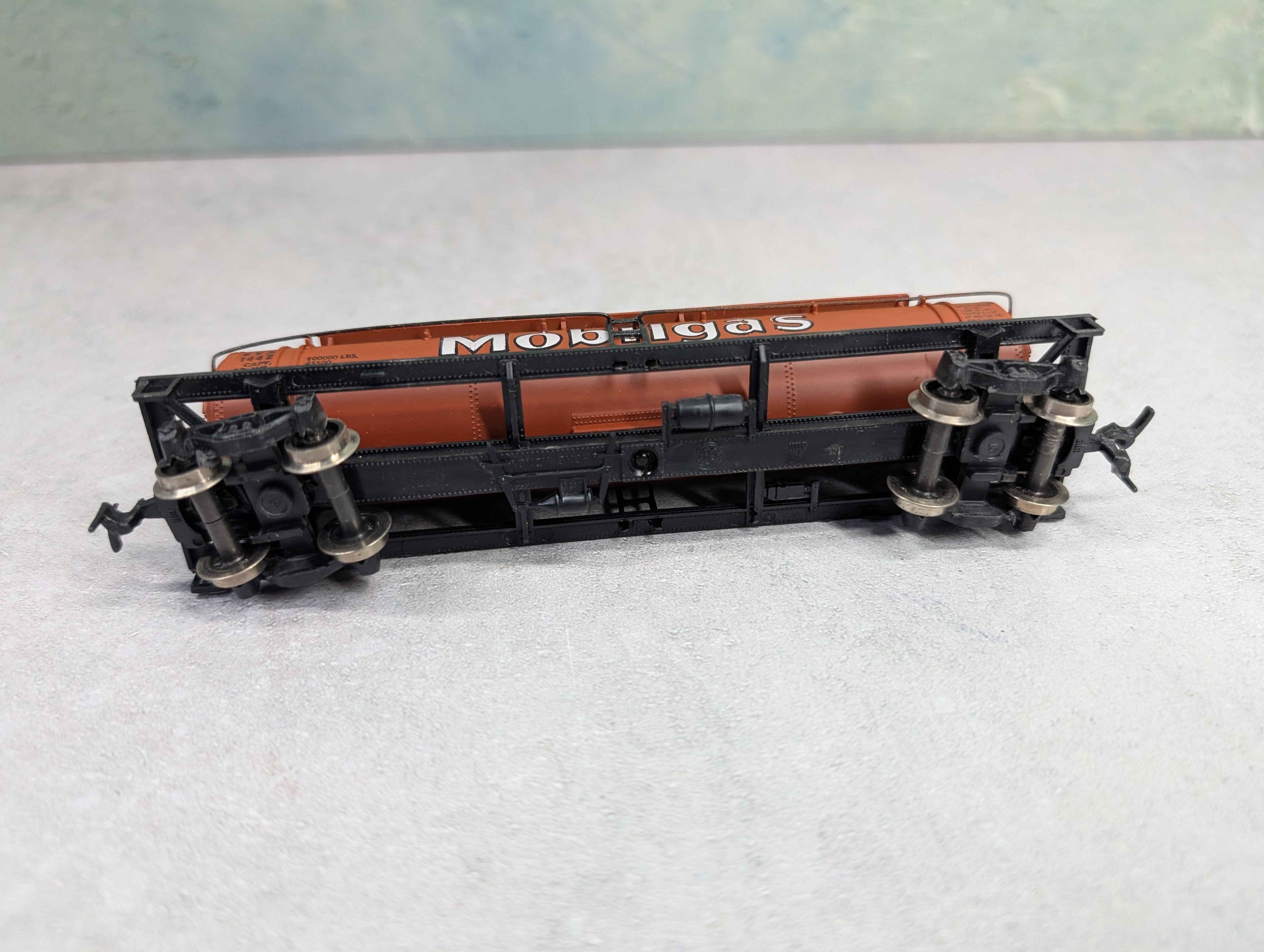 USED AHM HO Scale Triple Dome Tank Car Mobilgas SVX #1442