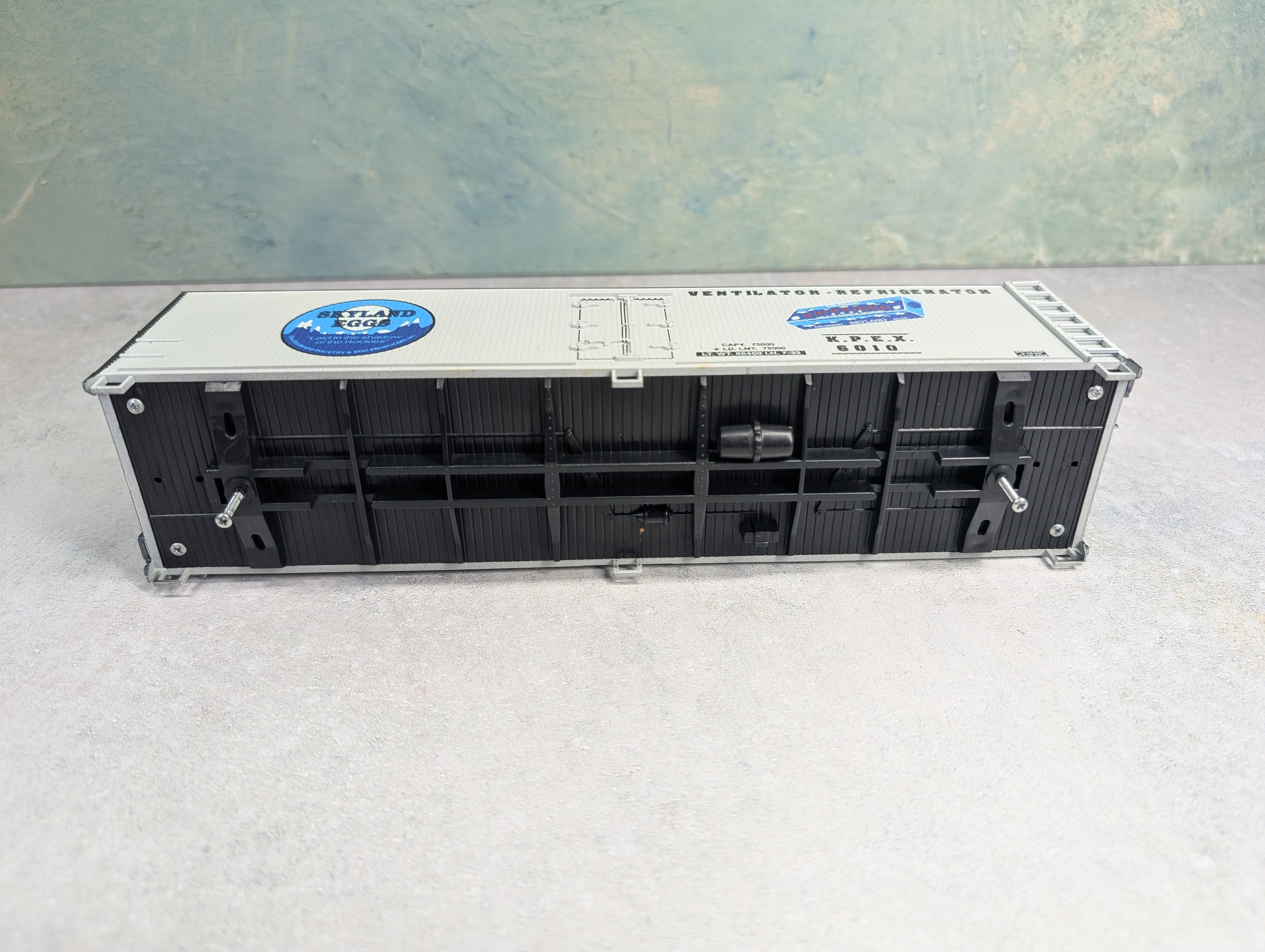 USED Weaver U3117 O Wood Side Refrigerator Car Skyland Eggs KPEX #6010 3 Rail, No Trucks/Couplers