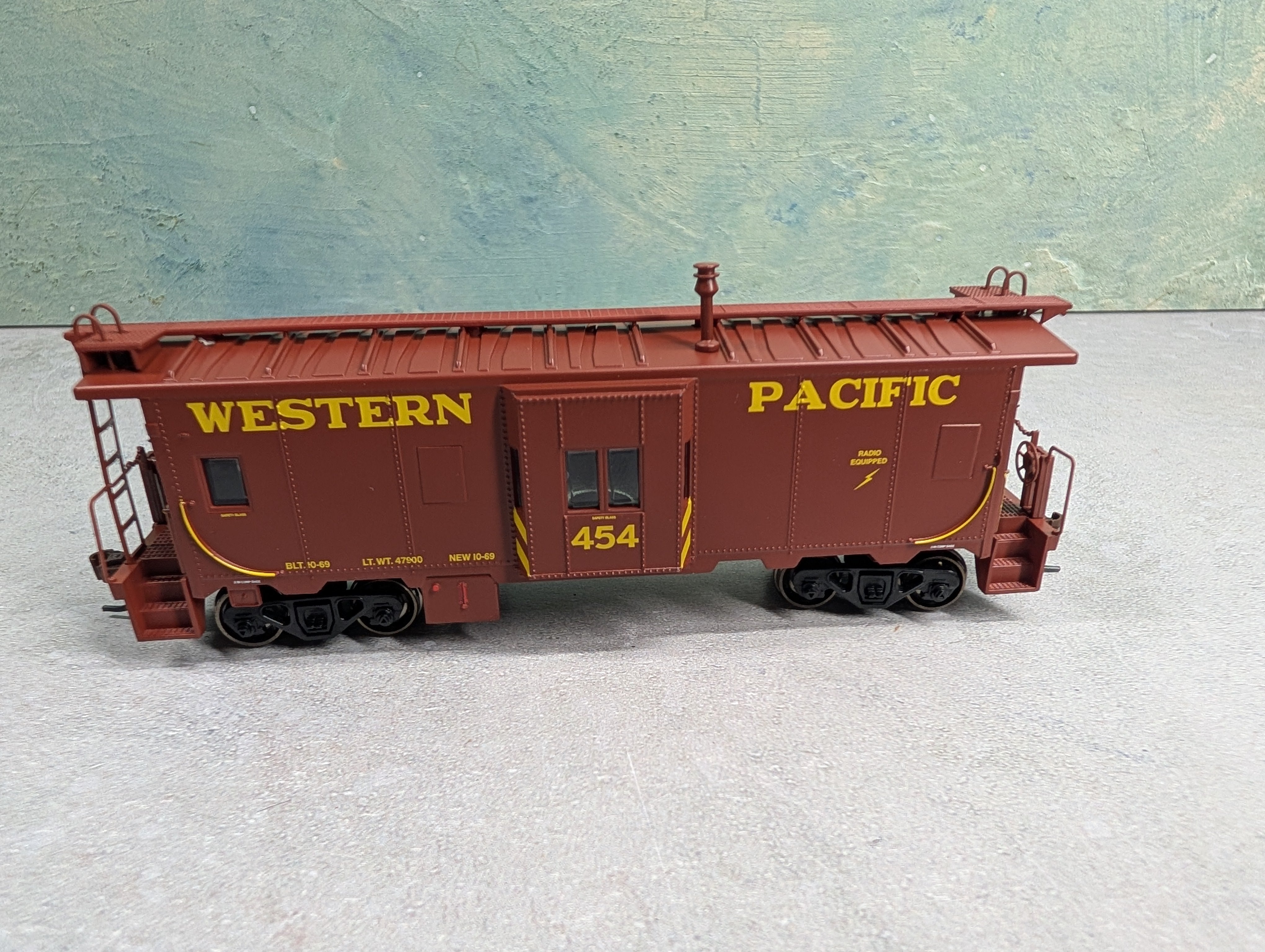 USED Athearn 74756 HO Scale Bay Window Caboose Western Pacific #454