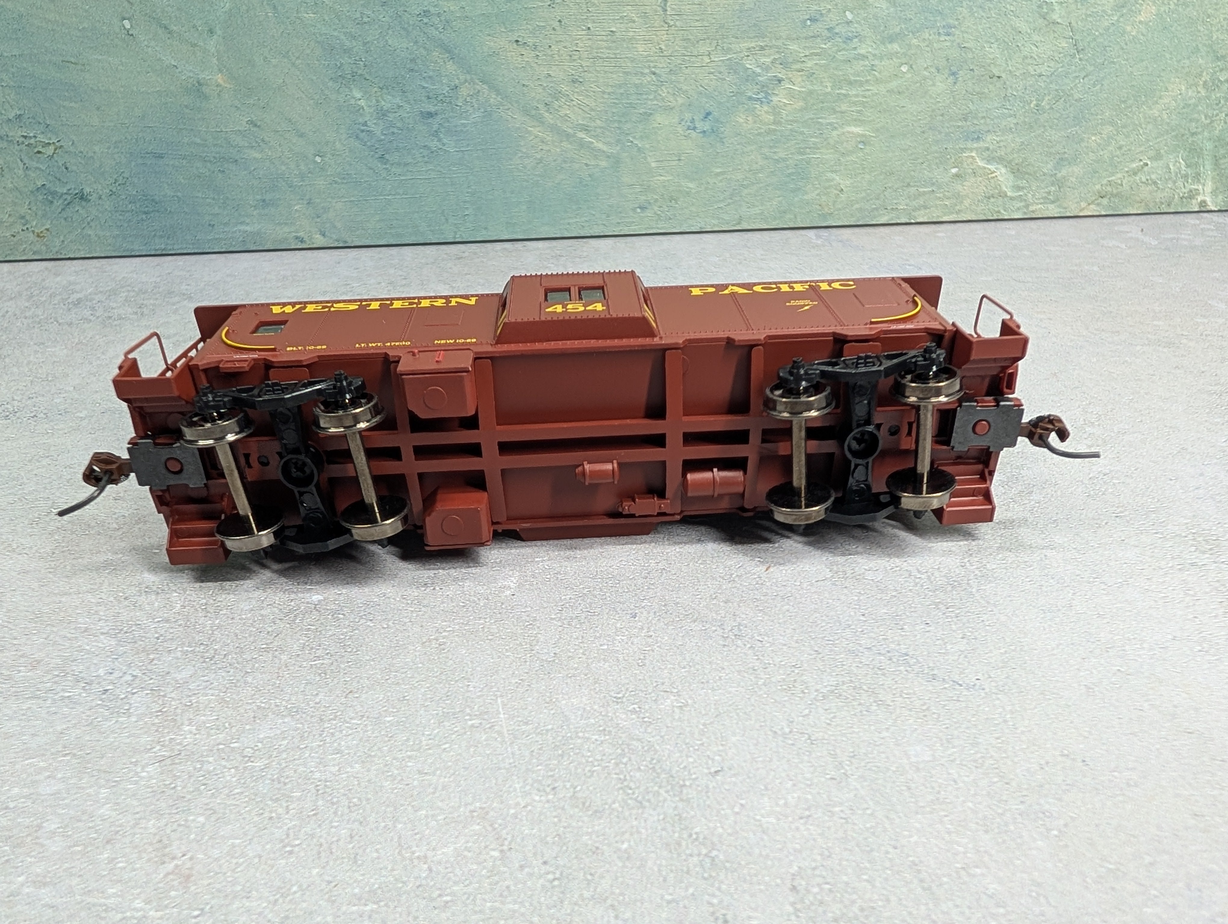 USED Athearn 74756 HO Scale Bay Window Caboose Western Pacific #454