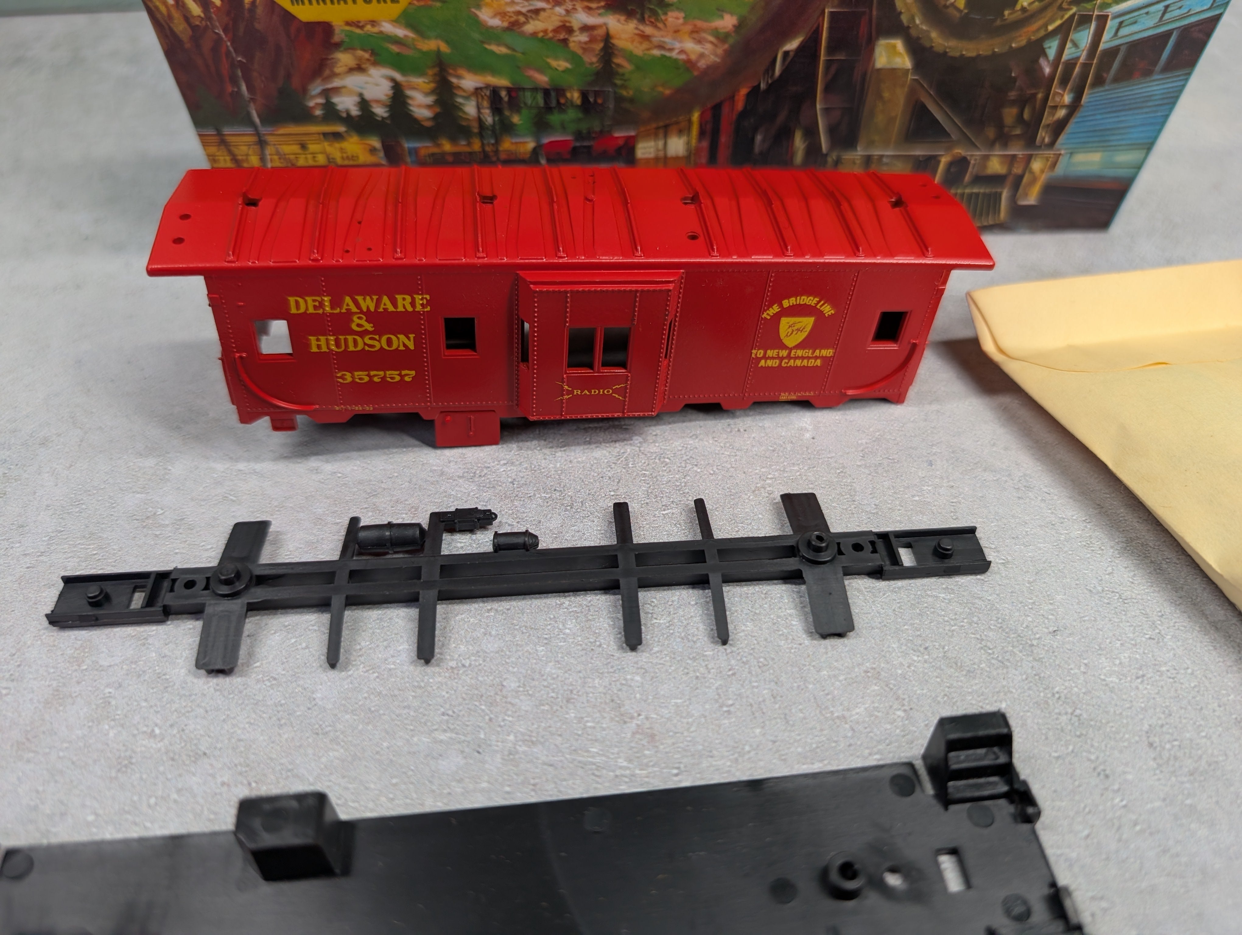 USED Athearn HO Scale Bay Window Caboose Delaware and Hudson #35757 KIT Bev-Bel