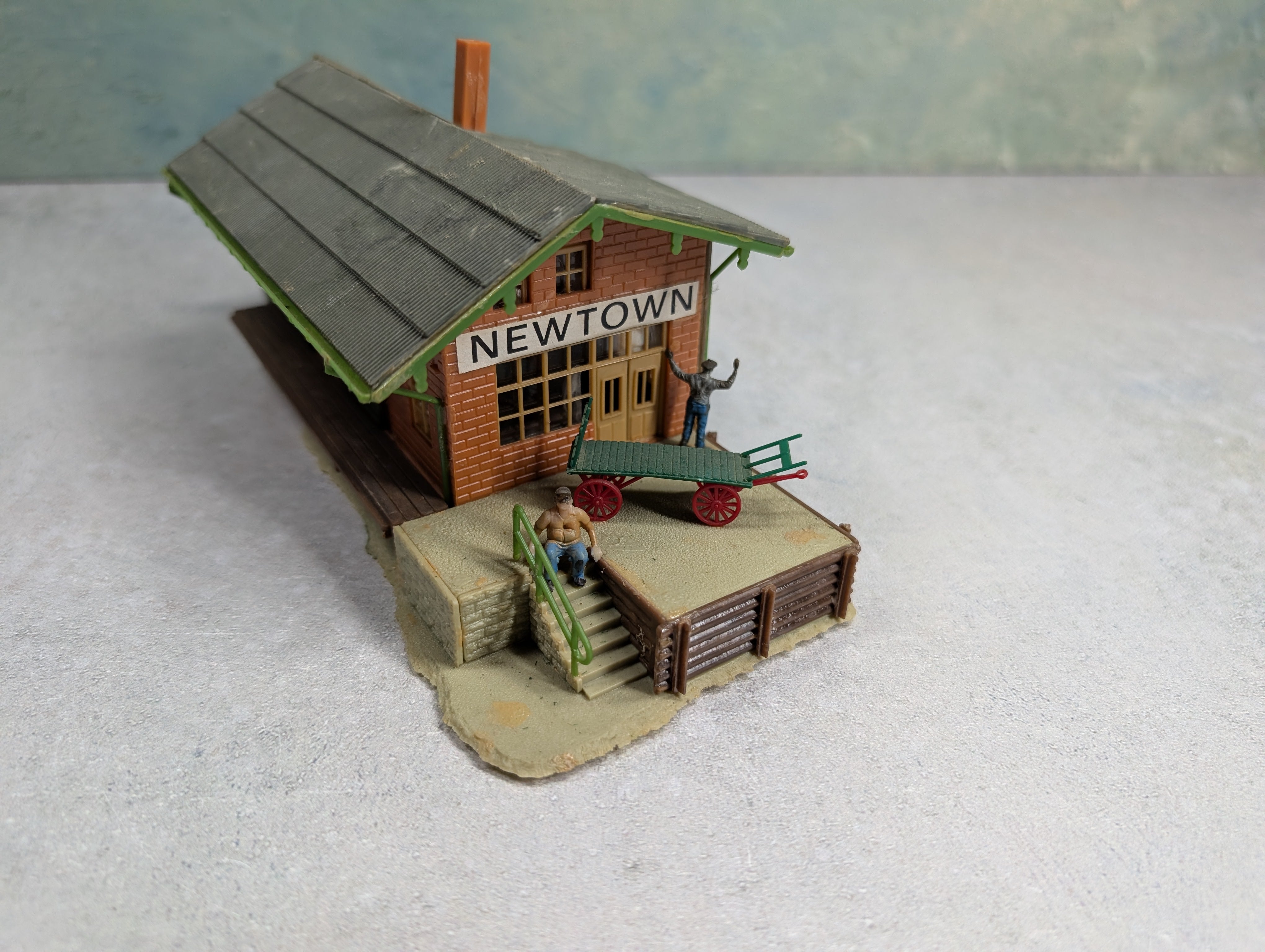 USED Faller HO Scale Newtown Freight Station, Building