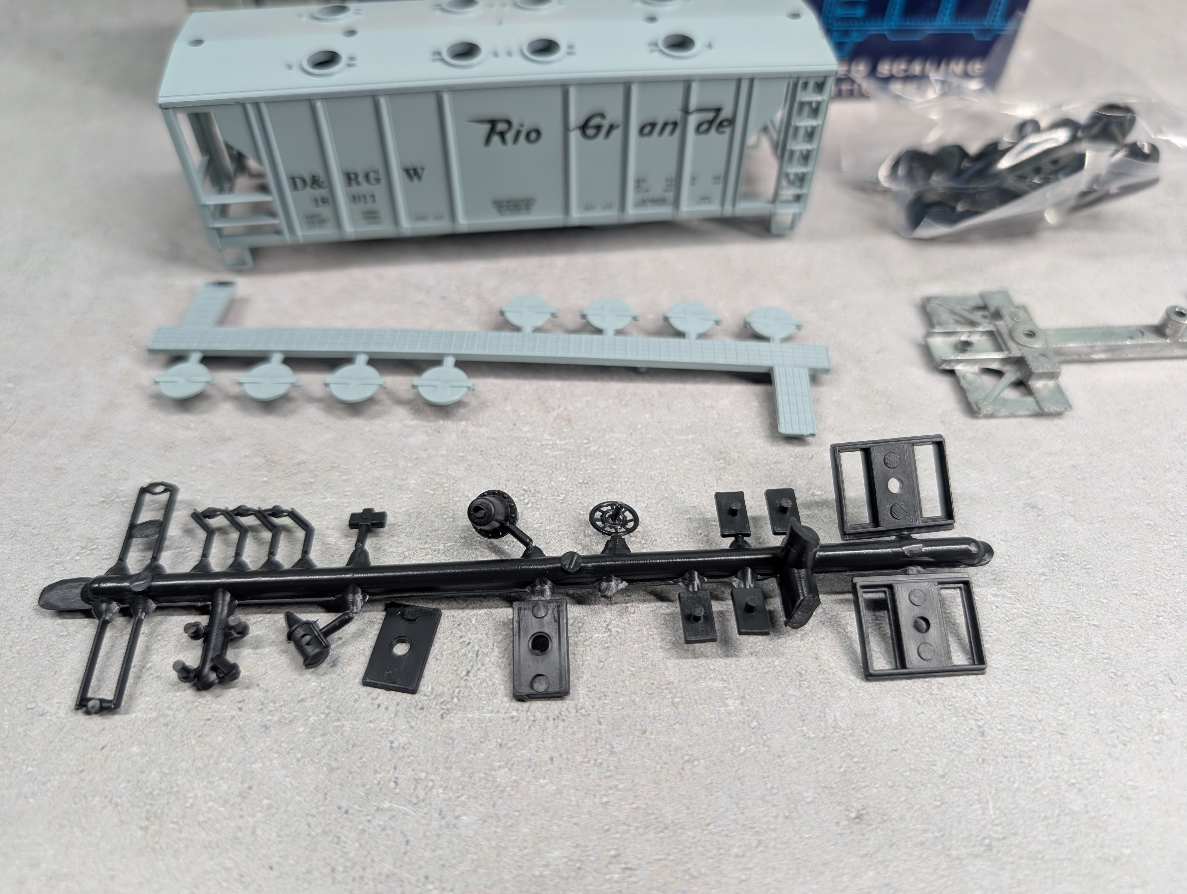 USED Roundhouse 3233 HO Scale Covered Hopper Rio Grande D&RGW #18011 KIT