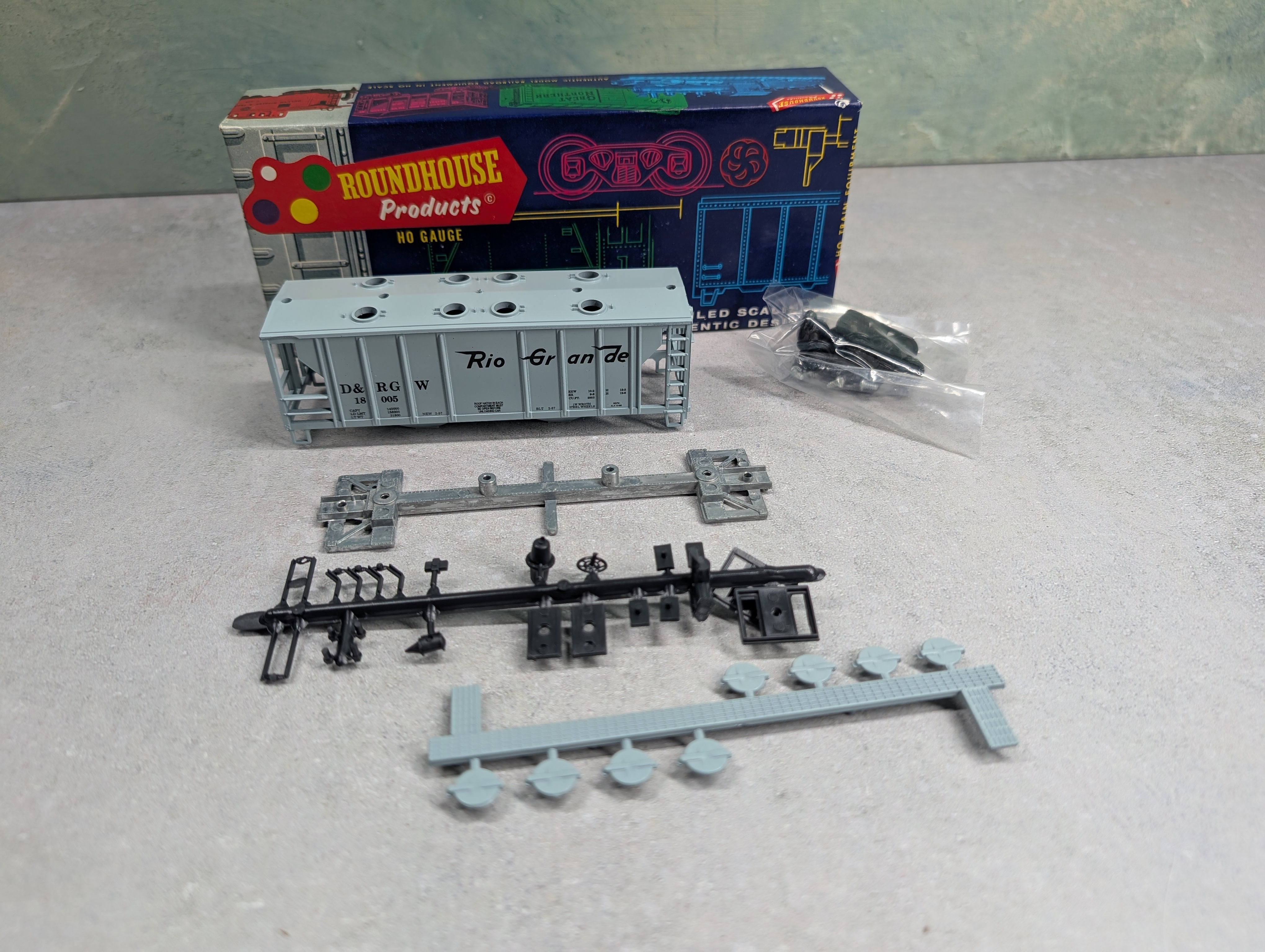 USED Roundhouse 3233 HO Scale Covered Hopper Rio Grande D&RGW #18005 KIT