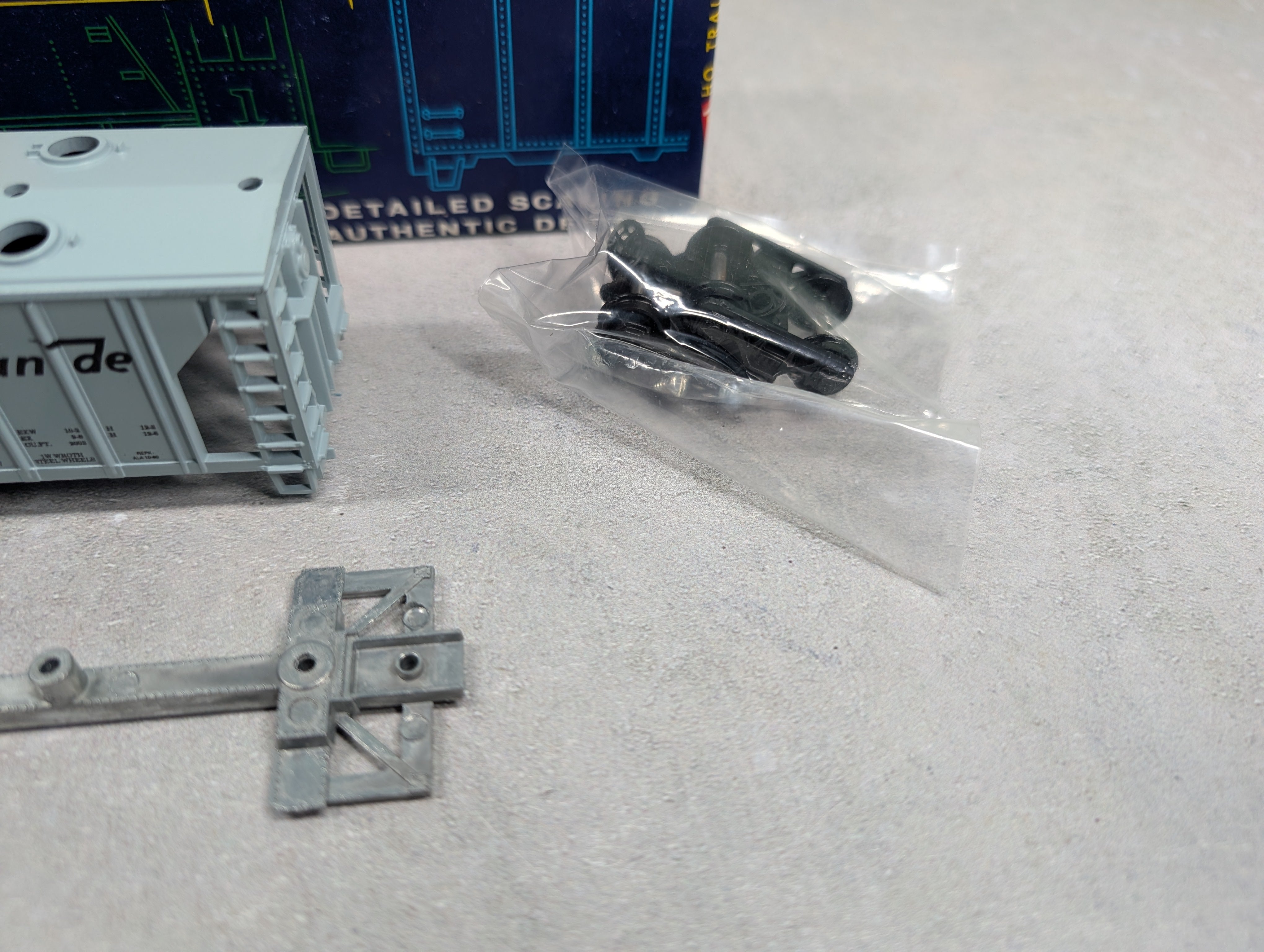 USED Roundhouse 3233 HO Scale Covered Hopper Rio Grande D&RGW #18005 KIT