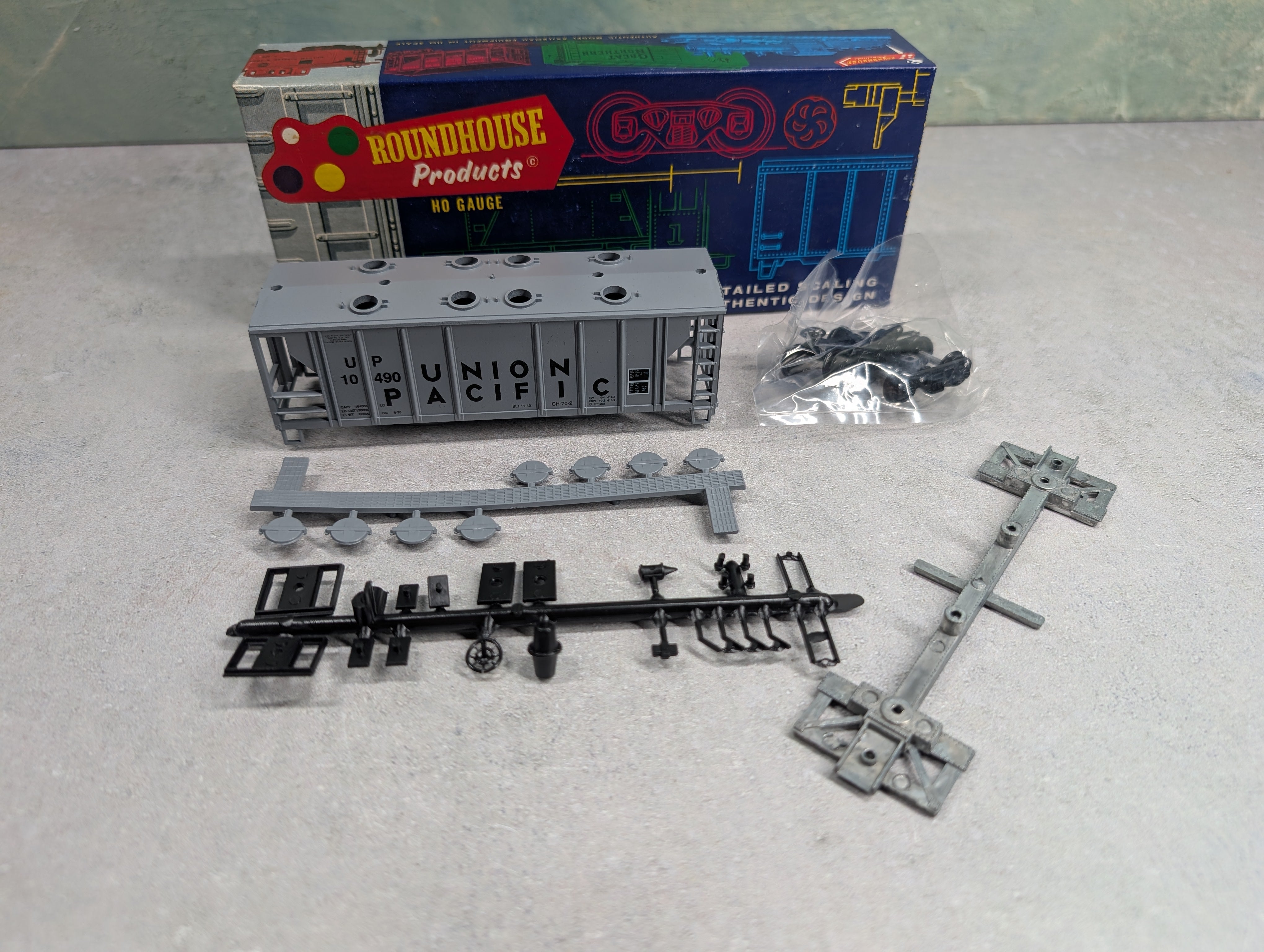 USED Roundhouse 3223 HO Scale Covered Hopper Union Pacific UP #10490 KIT