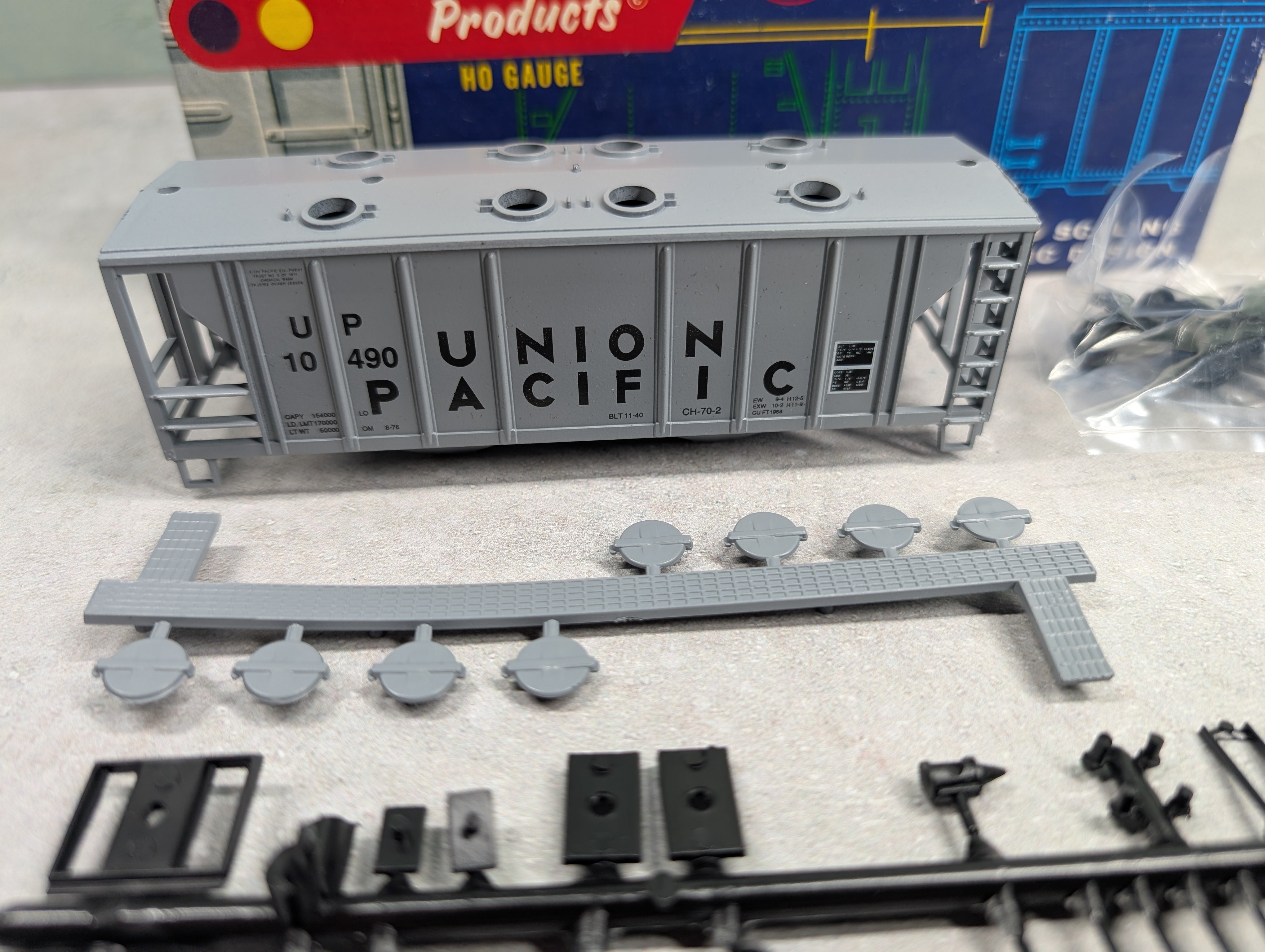 USED Roundhouse 3223 HO Scale Covered Hopper Union Pacific UP #10490 KIT