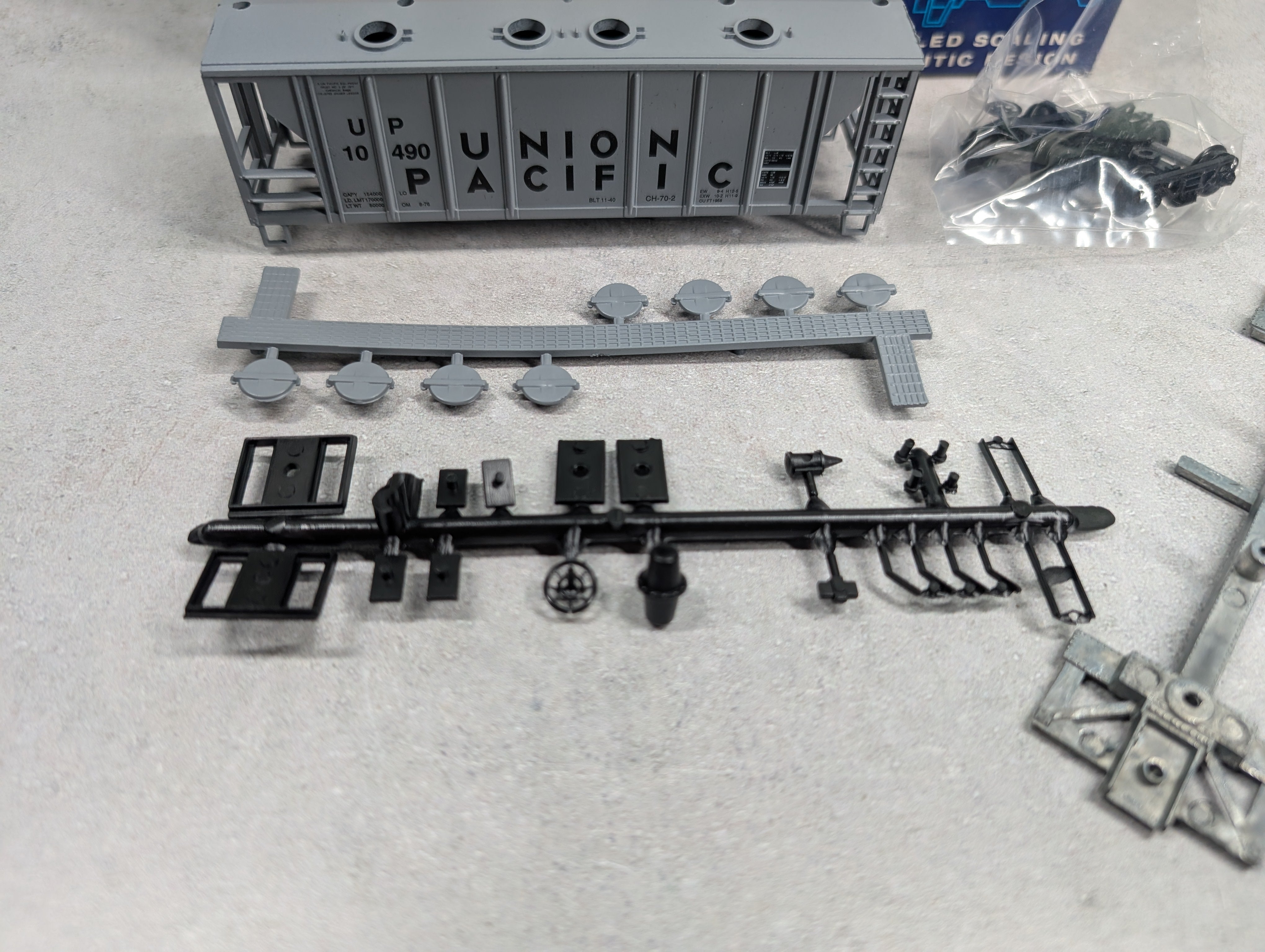 USED Roundhouse 3223 HO Scale Covered Hopper Union Pacific UP #10490 KIT