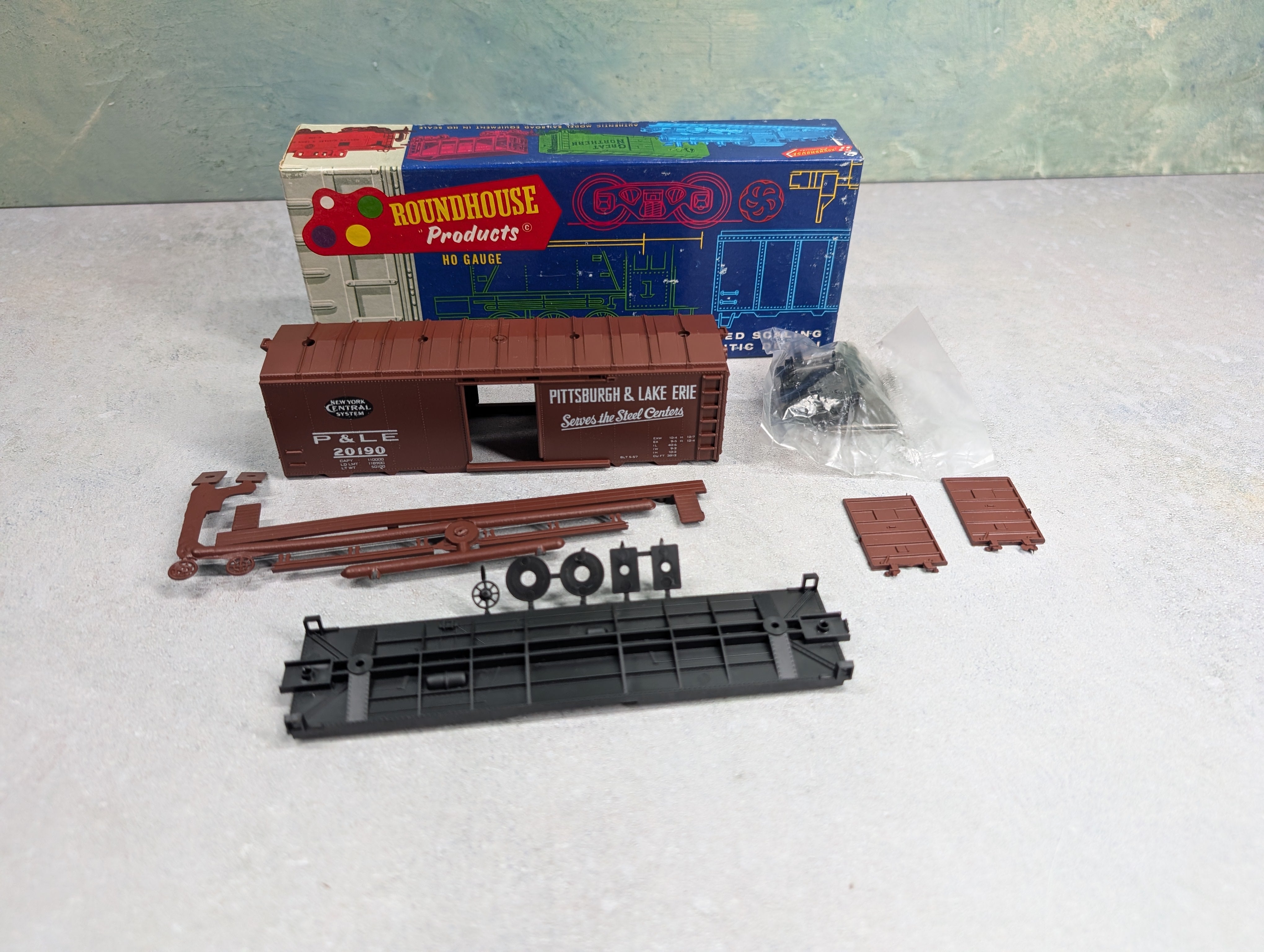 USED Roundhouse 2042 HO Scale 40' Box Car Pittsburgh and Lake Erie P&LE #20190 KIT