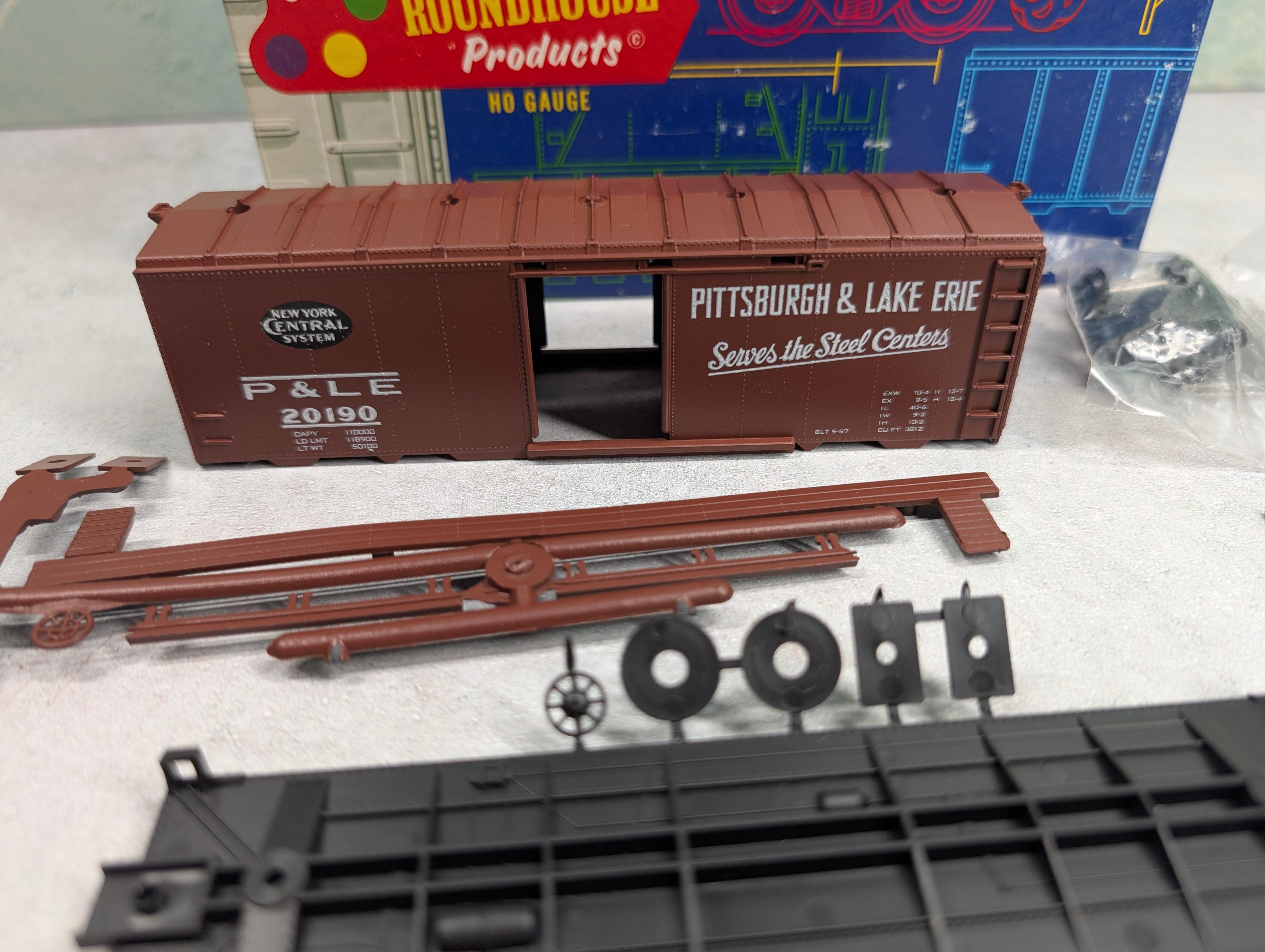 USED Roundhouse 2042 HO Scale 40' Box Car Pittsburgh and Lake Erie P&LE #20190 KIT
