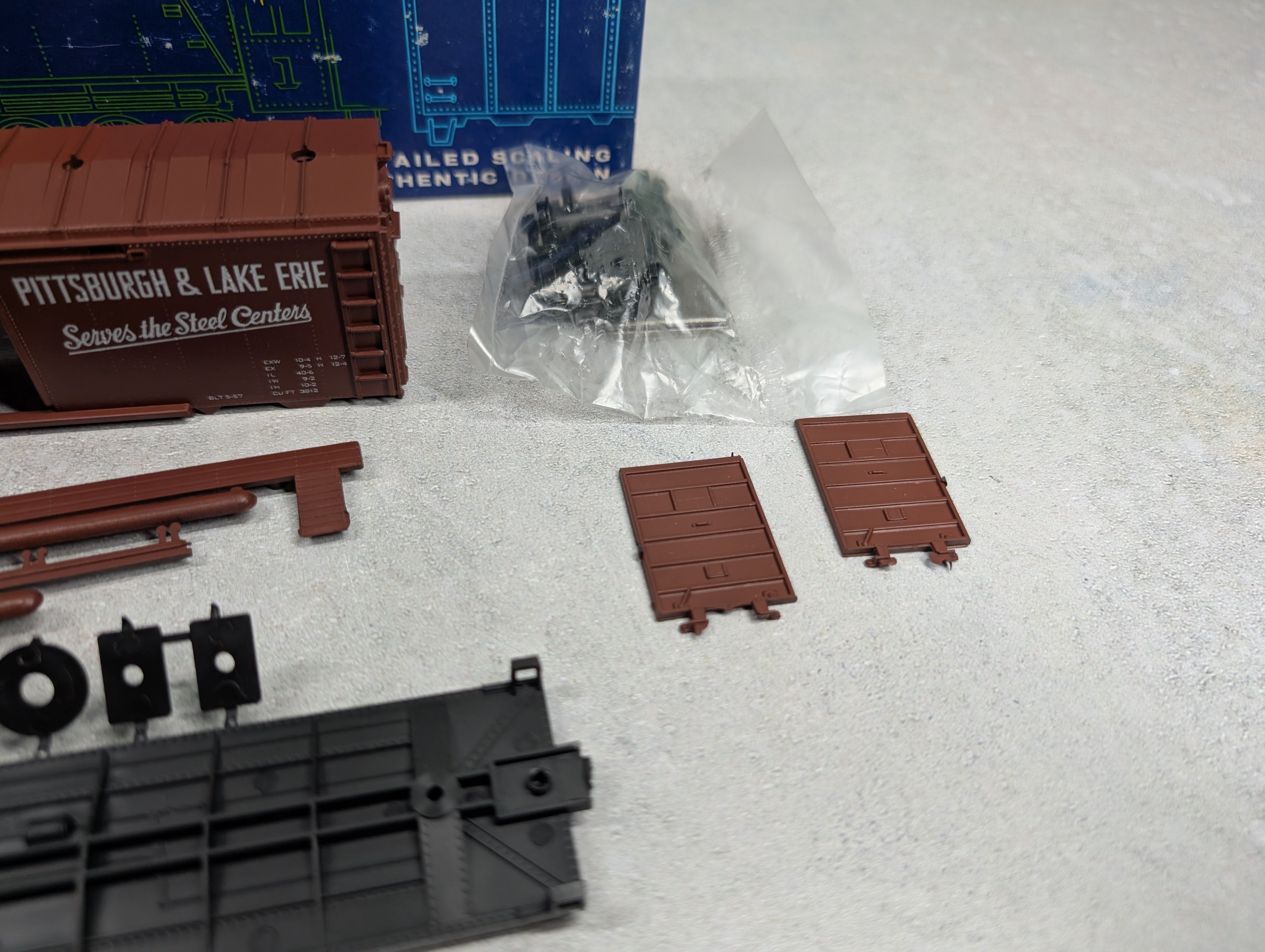 USED Roundhouse 2042 HO Scale 40' Box Car Pittsburgh and Lake Erie P&LE #20190 KIT