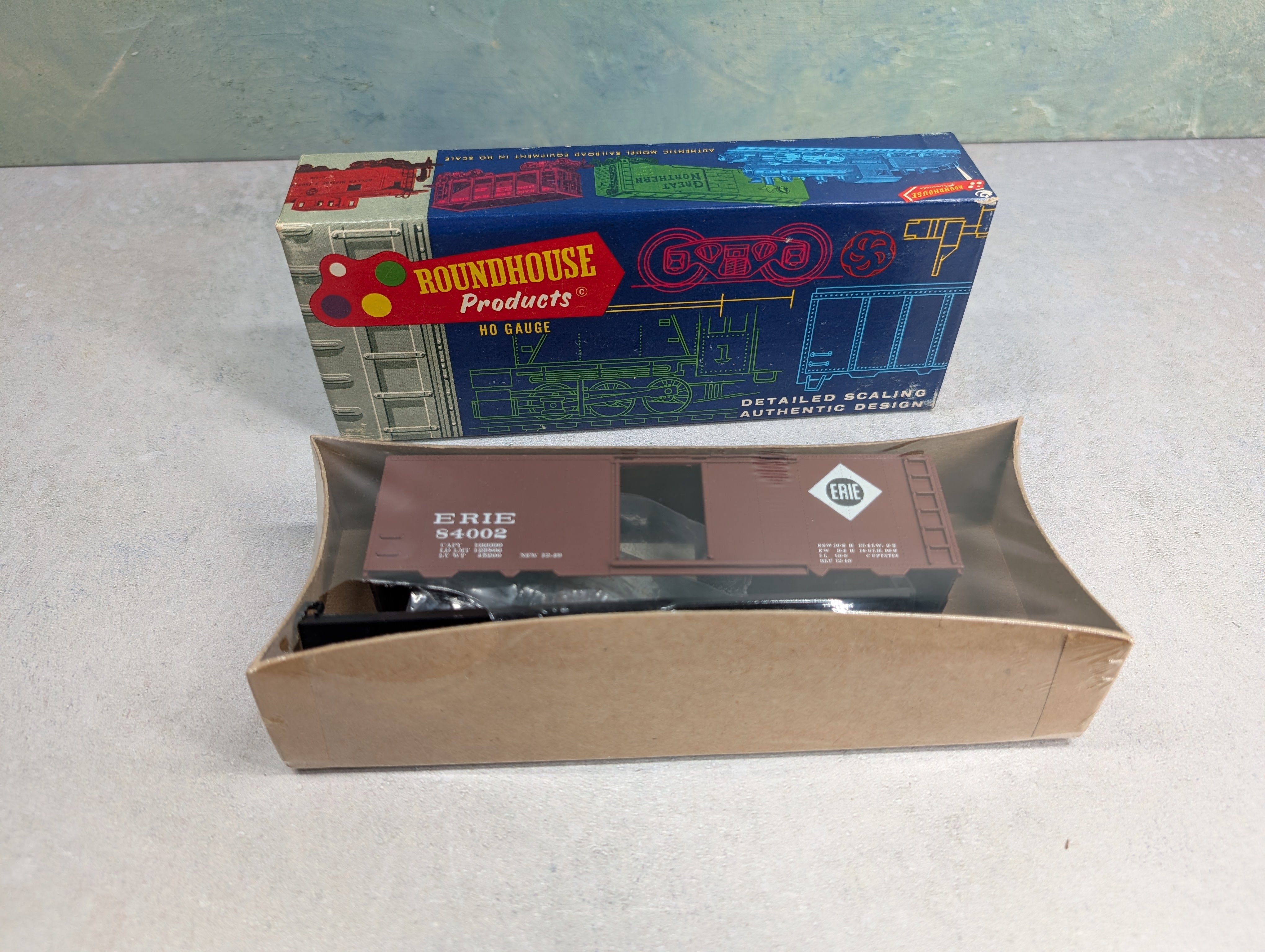 USED Roundhouse 1076 HO Scale 40' Box Car Erie #84002 Sealed KIT