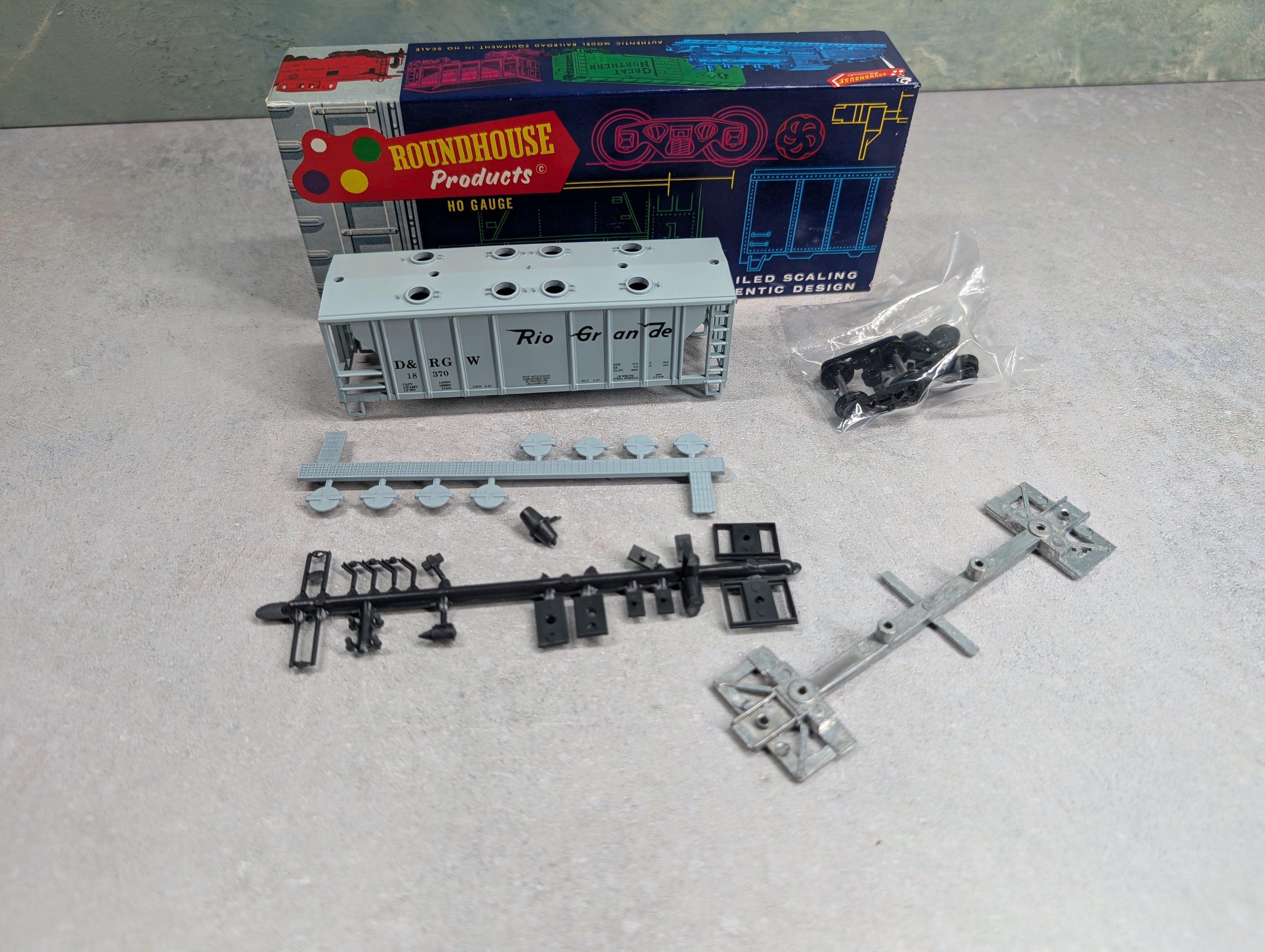 USED Roundhouse 3233 HO Scale Covered Hopper Rio Grande D&RGW #18370 KIT