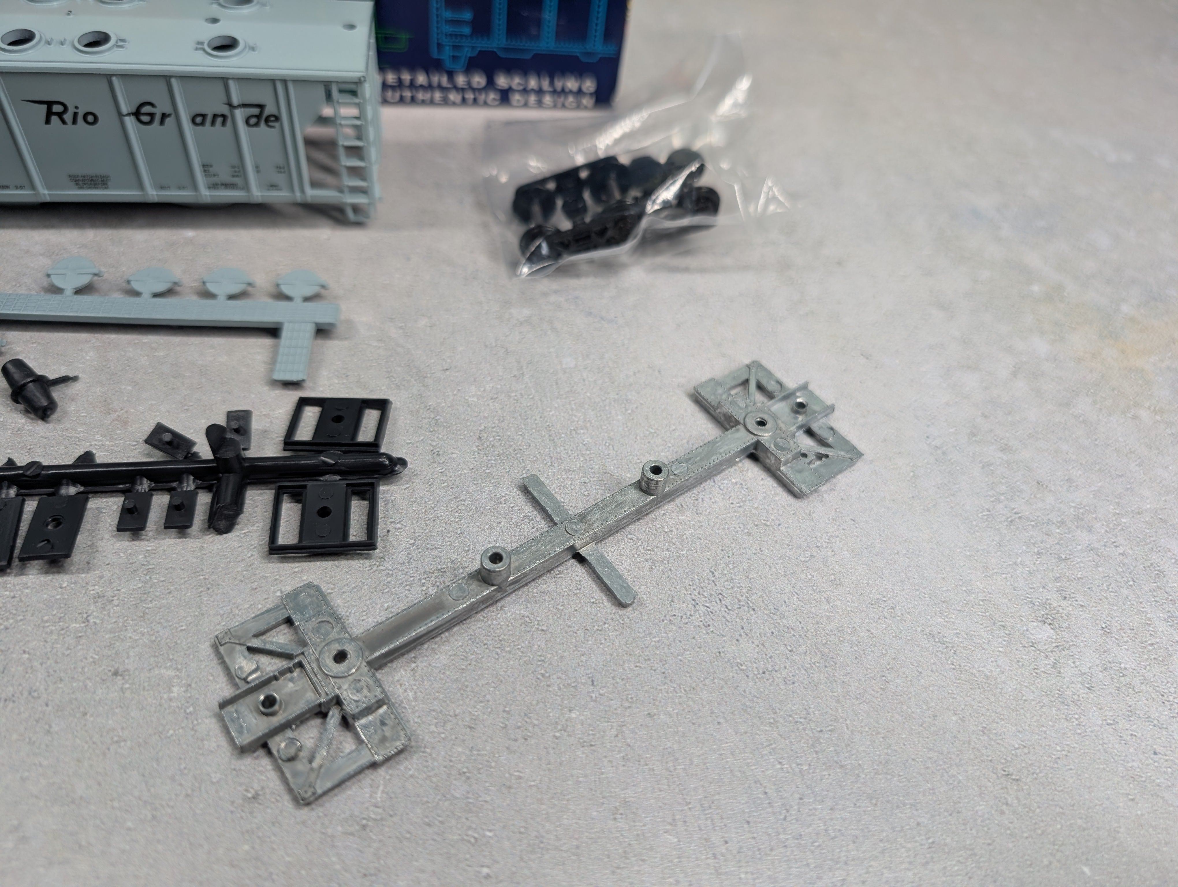 USED Roundhouse 3233 HO Scale Covered Hopper Rio Grande D&RGW #18370 KIT