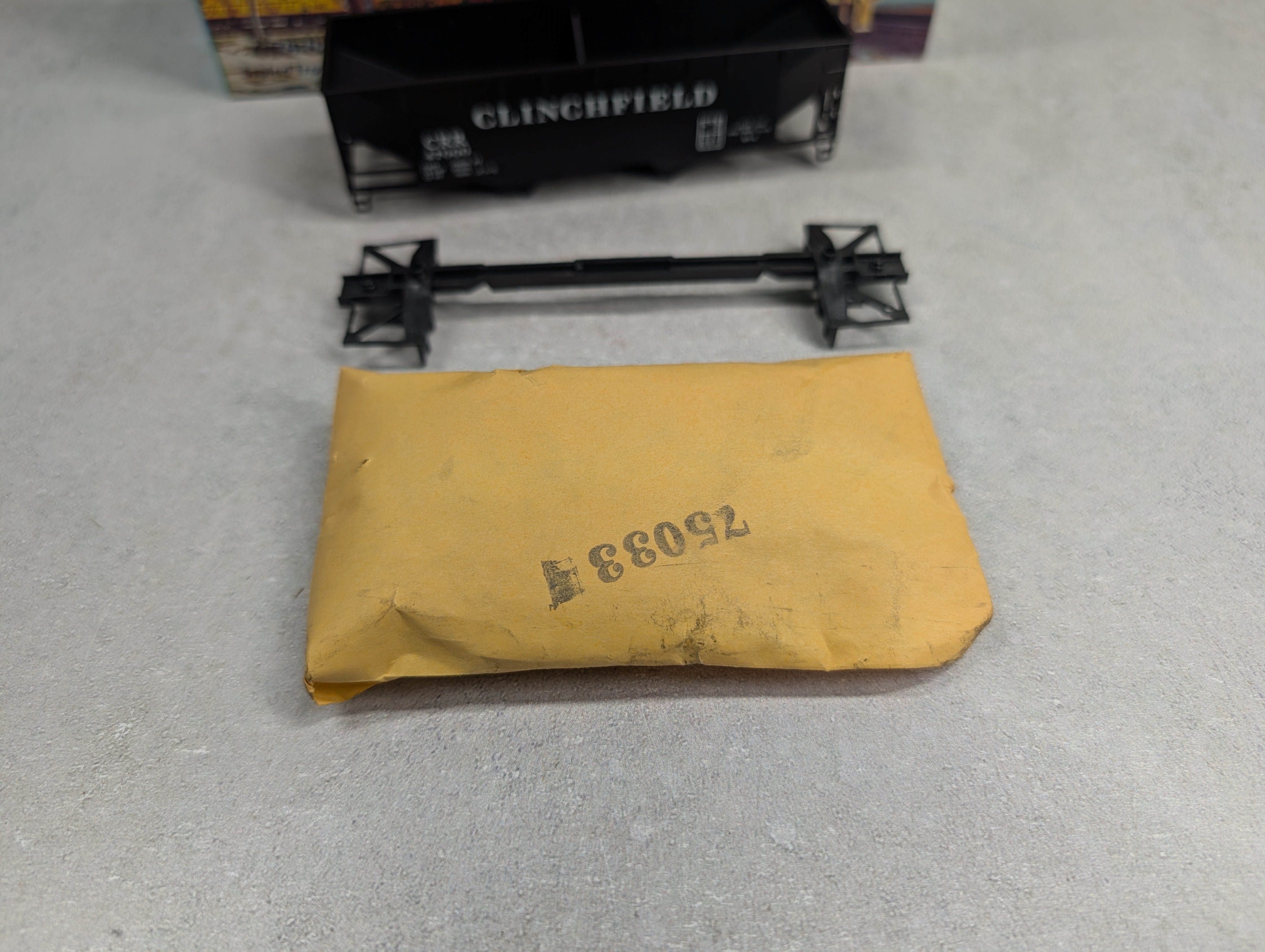 USED Athearn 1375 HO Scale 2-Bay Flat-End Hopper Clinchfield CRR #47000 Bev-Bel KIT
