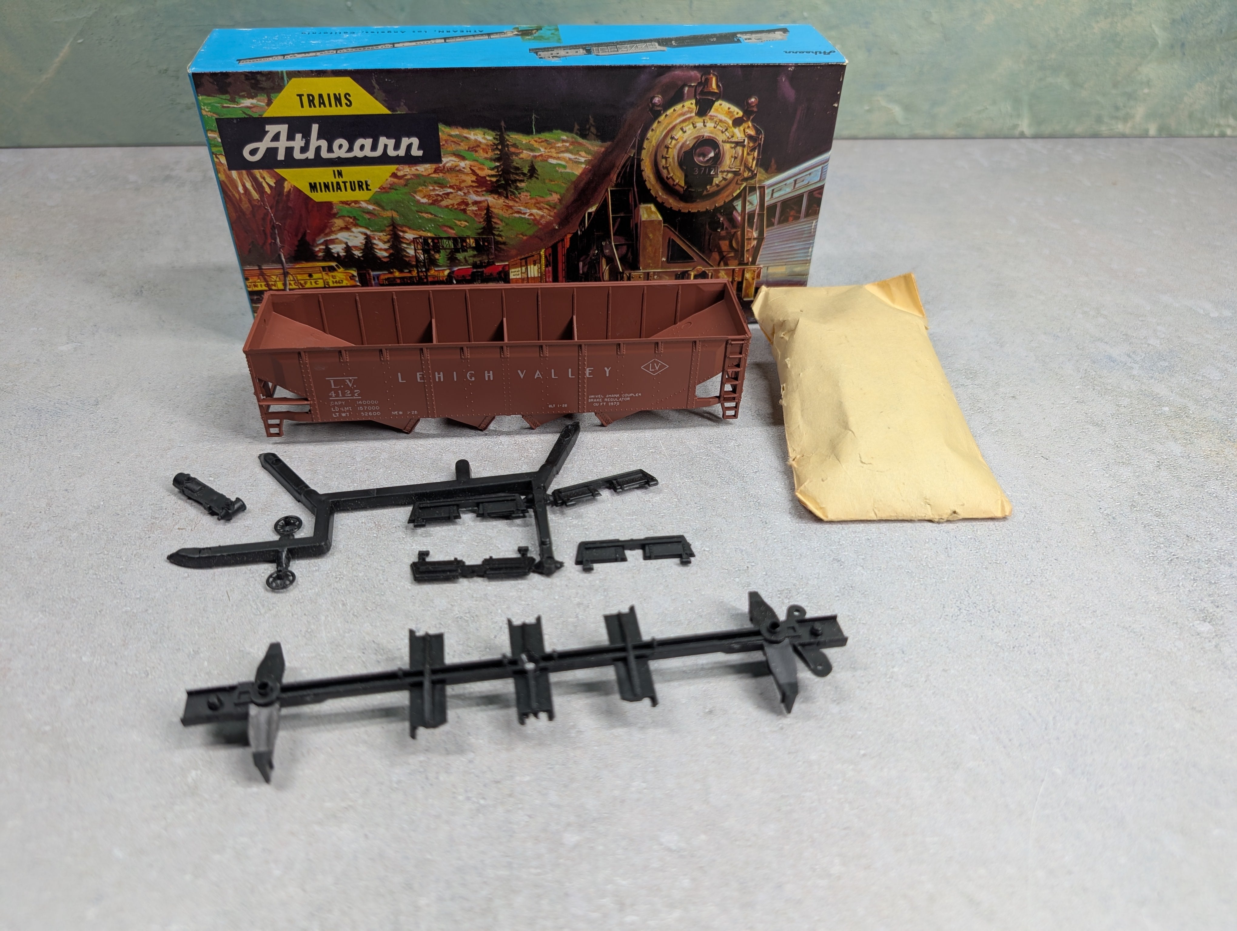 USED Athearn HO Scale Operating 4 Bay Hopper Lehigh Valley LV #4127 KIT