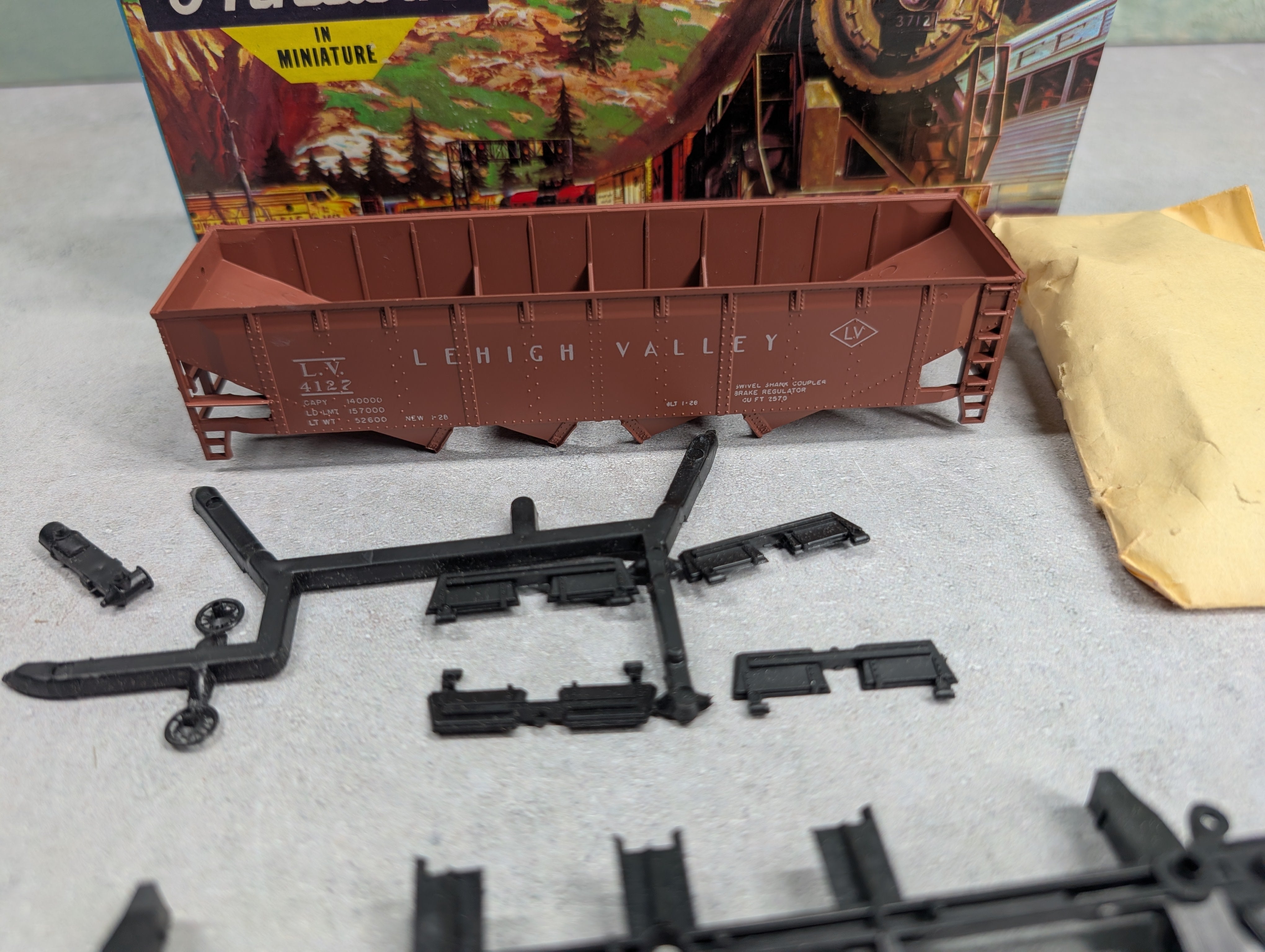 USED Athearn HO Scale Operating 4 Bay Hopper Lehigh Valley LV #4127 KIT