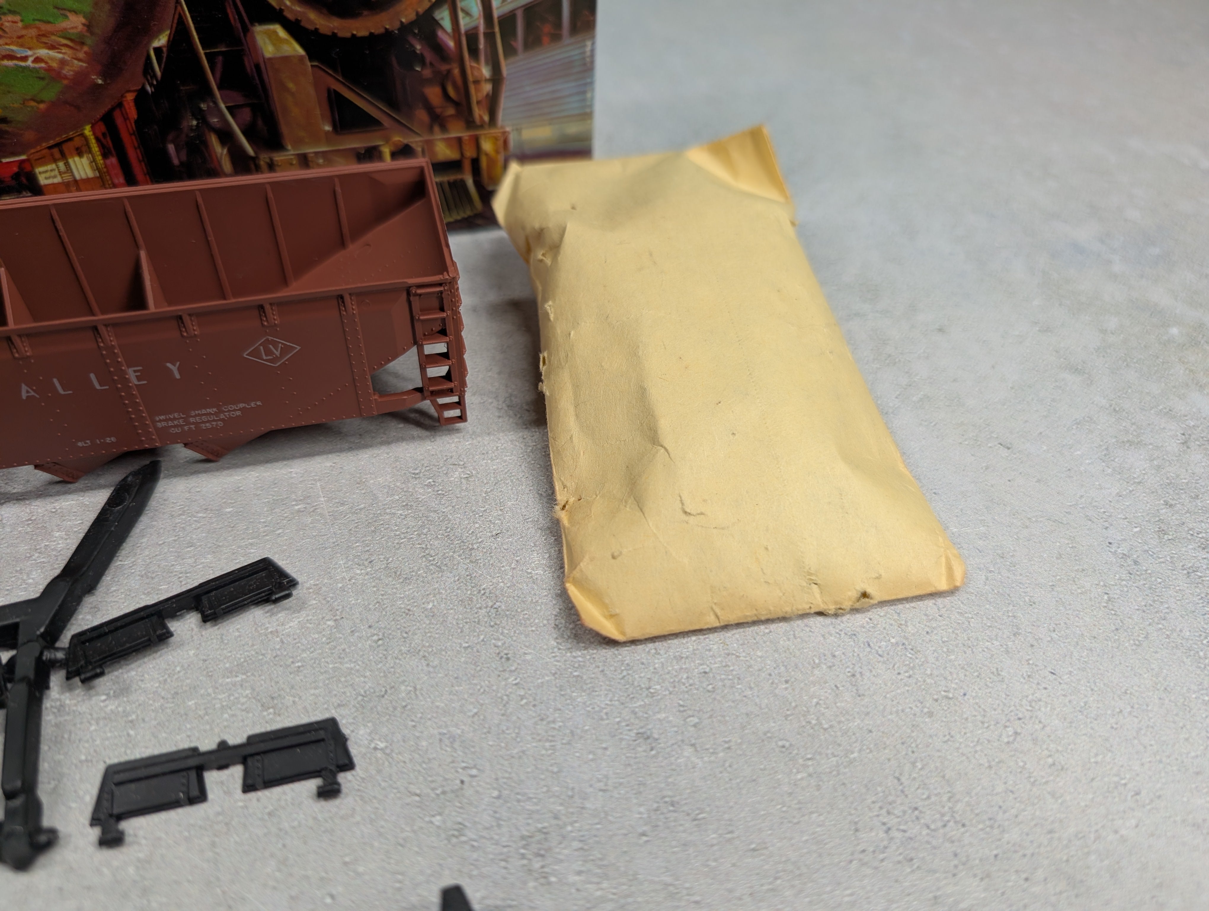 USED Athearn HO Scale Operating 4 Bay Hopper Lehigh Valley LV #4127 KIT