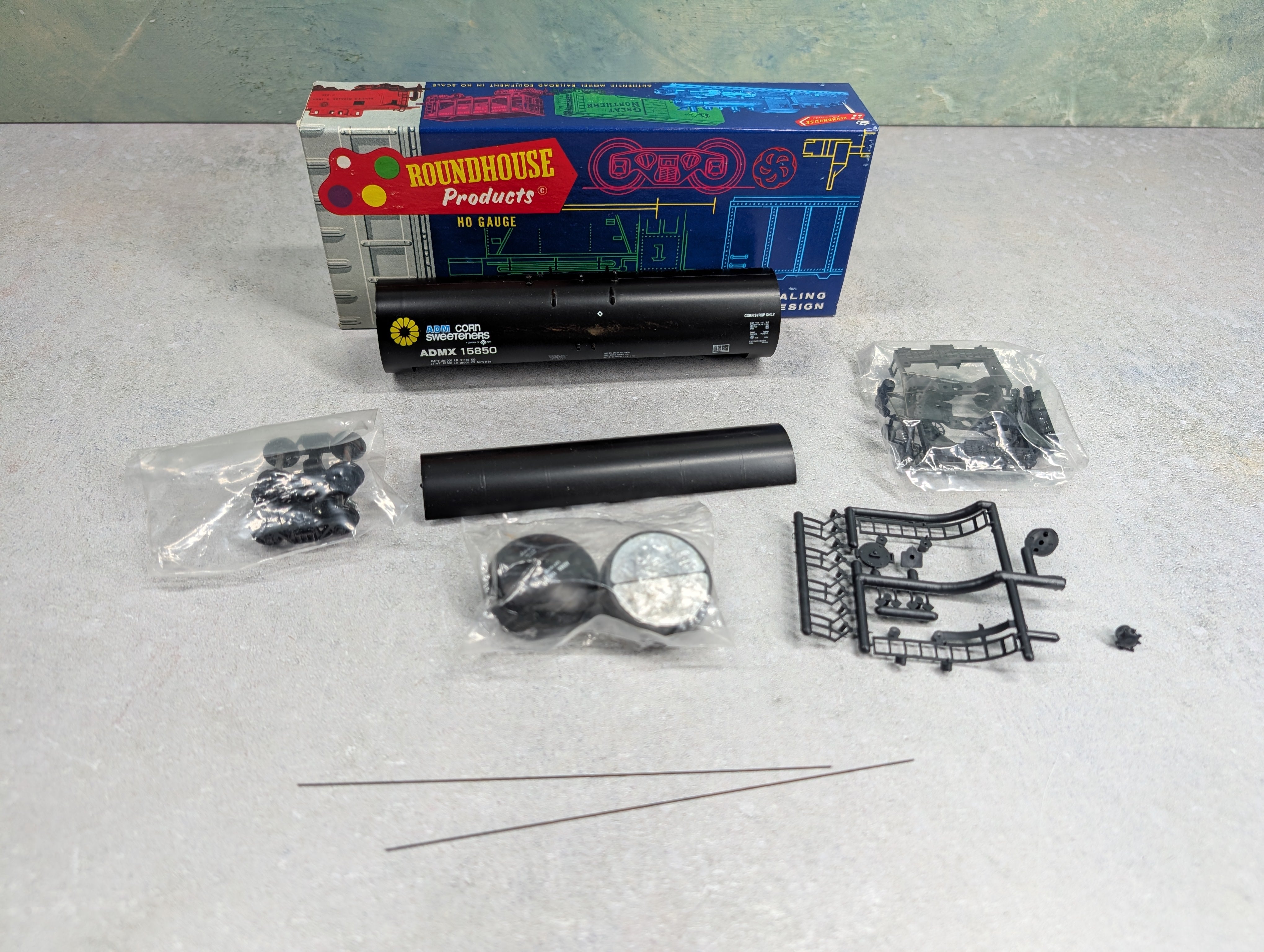 USED Roundhouse 3248 HO Scale 50' Tank Car Archer Daniels Midland ADMX #15850 Corn Sweeteners KIT