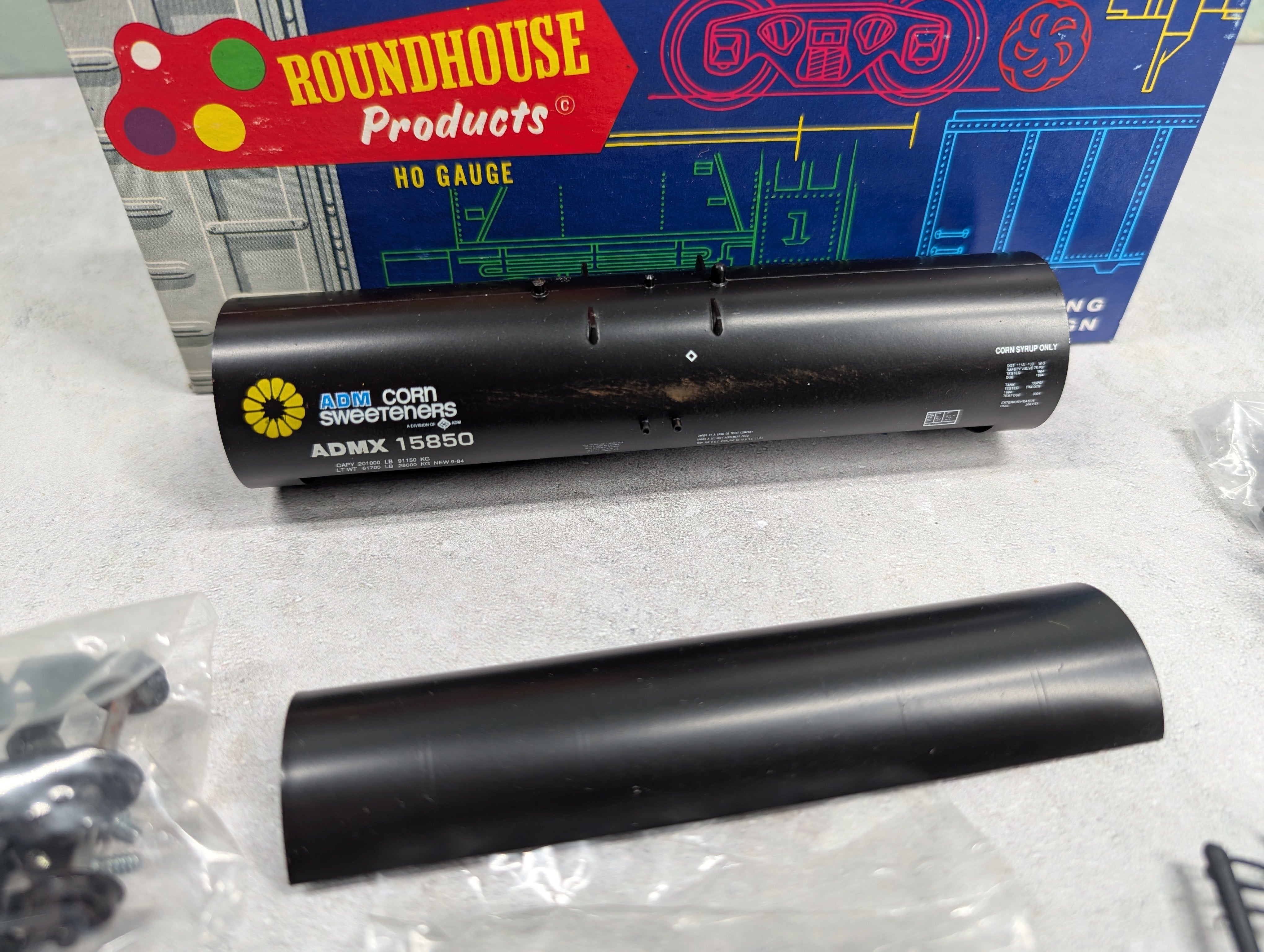 USED Roundhouse 3248 HO Scale 50' Tank Car Archer Daniels Midland ADMX #15850 Corn Sweeteners KIT