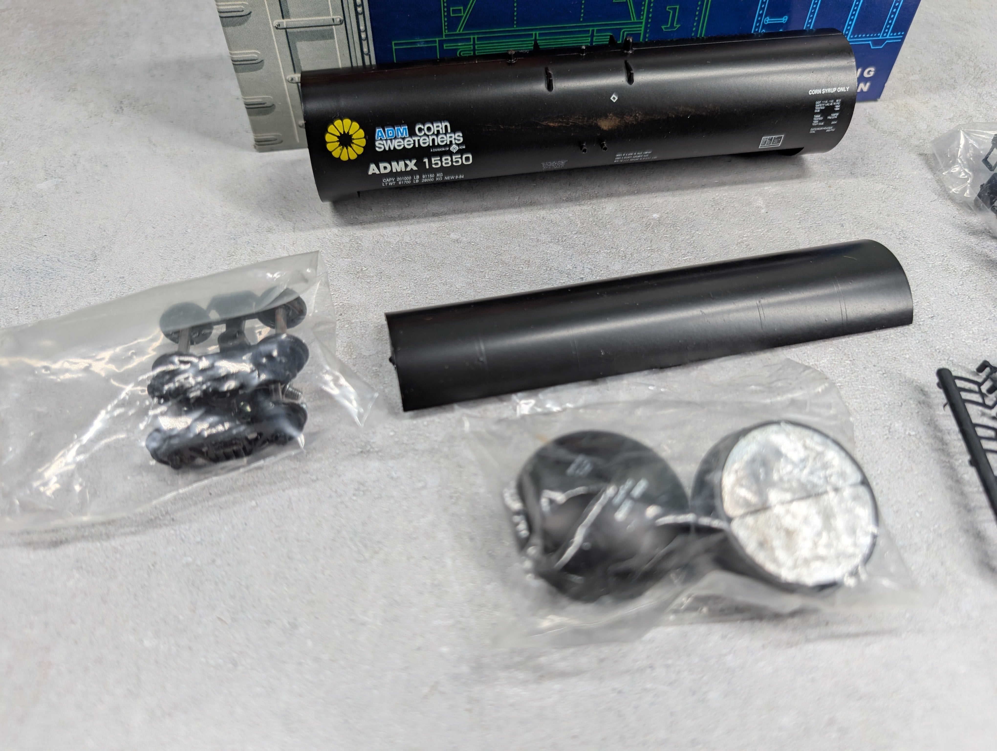 USED Roundhouse 3248 HO Scale 50' Tank Car Archer Daniels Midland ADMX #15850 Corn Sweeteners KIT