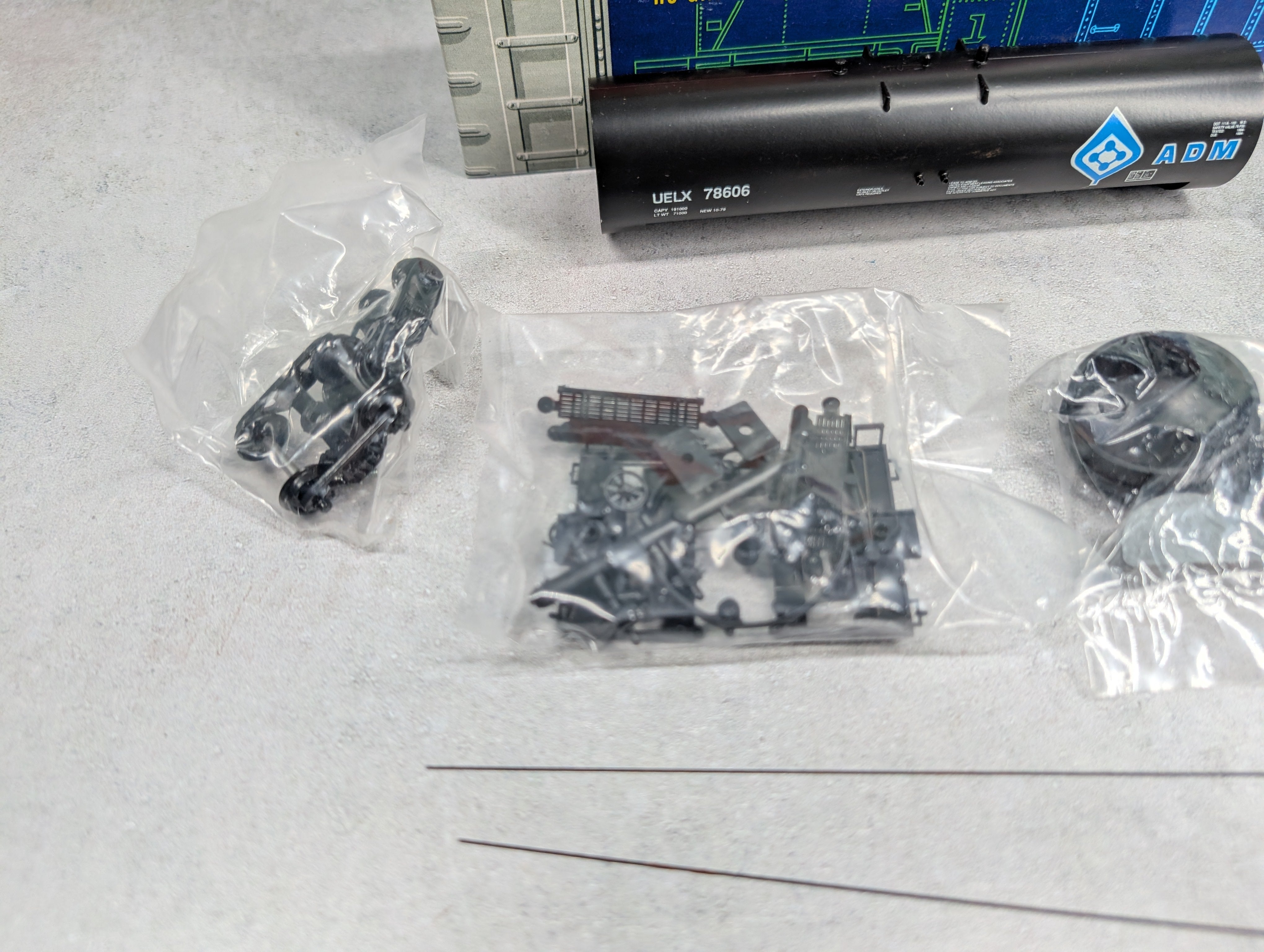 USED Roundhouse 3250 HO Scale 50' Tank Car Archer Daniels Midland UELX #78606 KIT