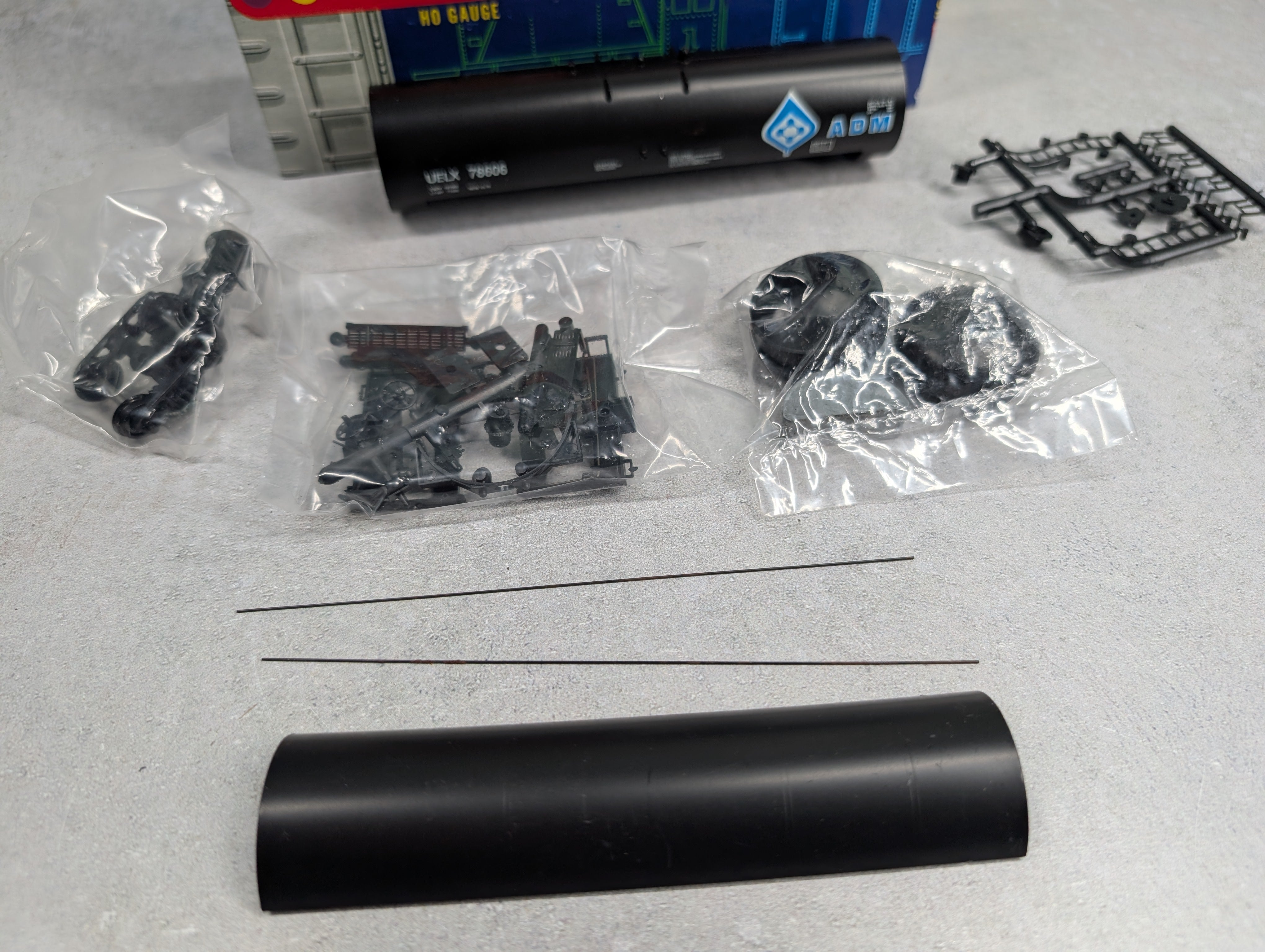 USED Roundhouse 3250 HO Scale 50' Tank Car Archer Daniels Midland UELX #78606 KIT