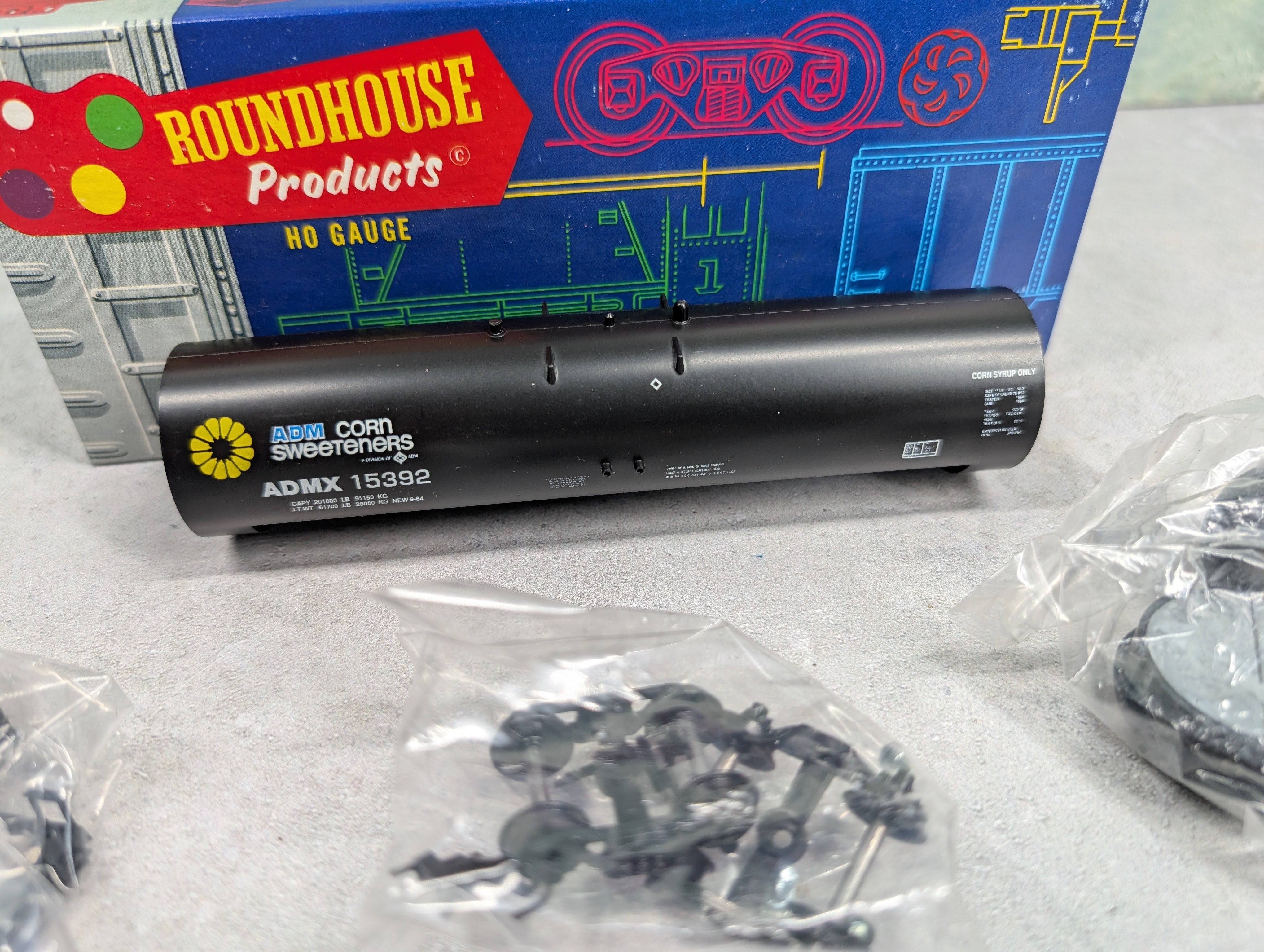USED Roundhouse 3248 HO Scale 50' Tank Car Archer Daniels Midland ADMX #15392 Corn Sweeteners KIT