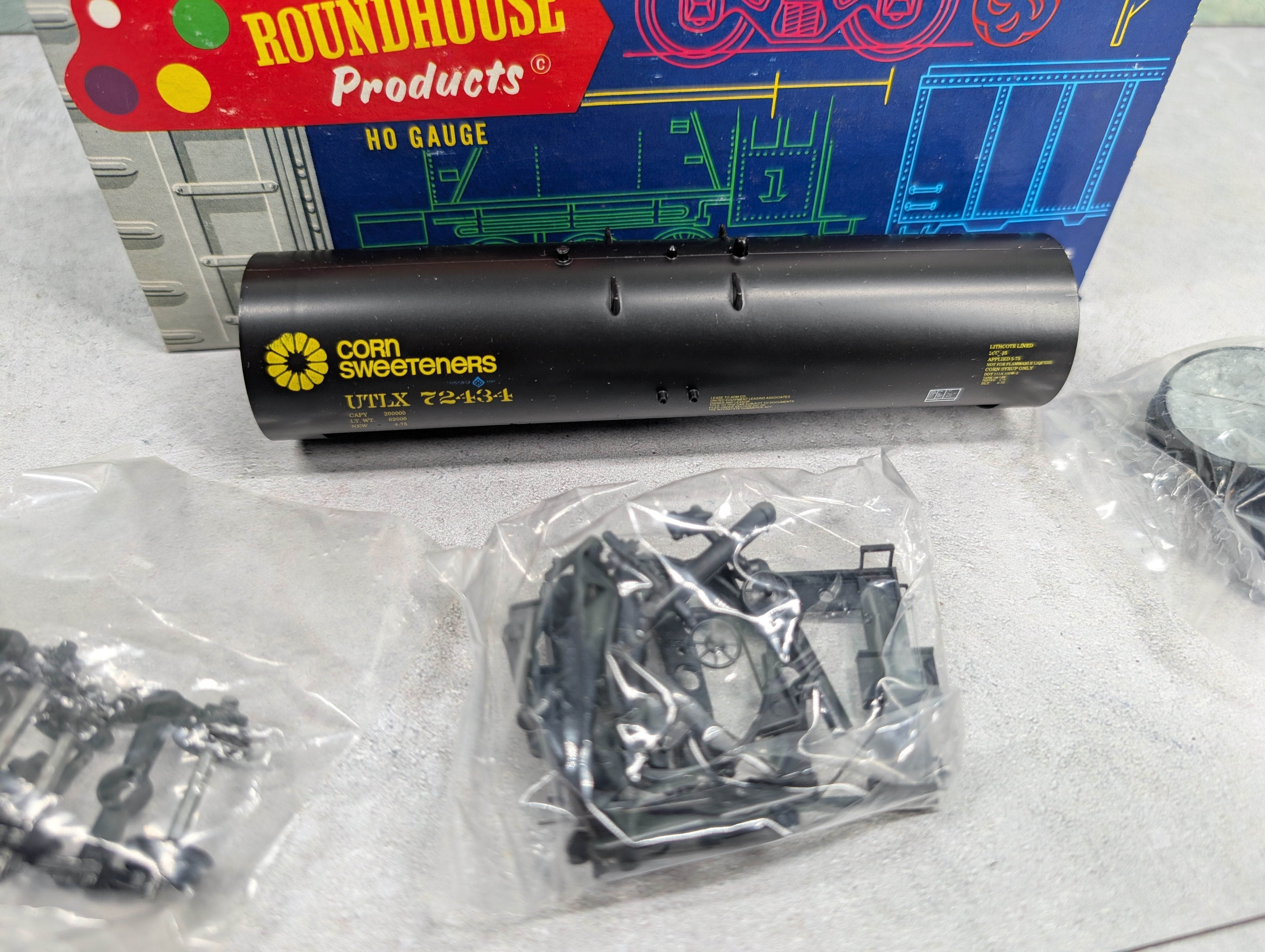 USED Roundhouse 3249 HO Scale 50' Tank Car Archer Daniels Midland UTLX #72434 Corn Sweeteners KIT