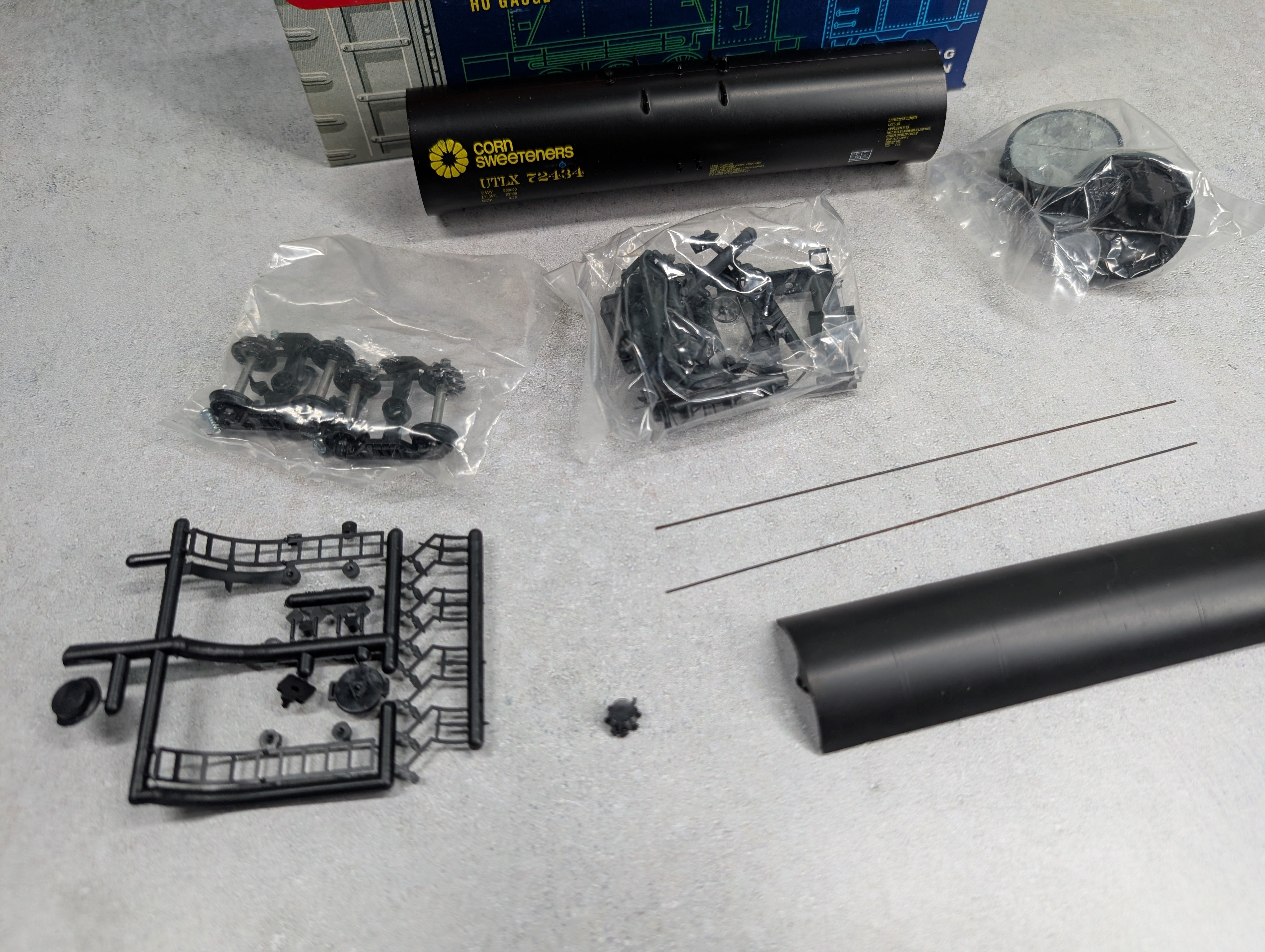 USED Roundhouse 3249 HO Scale 50' Tank Car Archer Daniels Midland UTLX #72434 Corn Sweeteners KIT