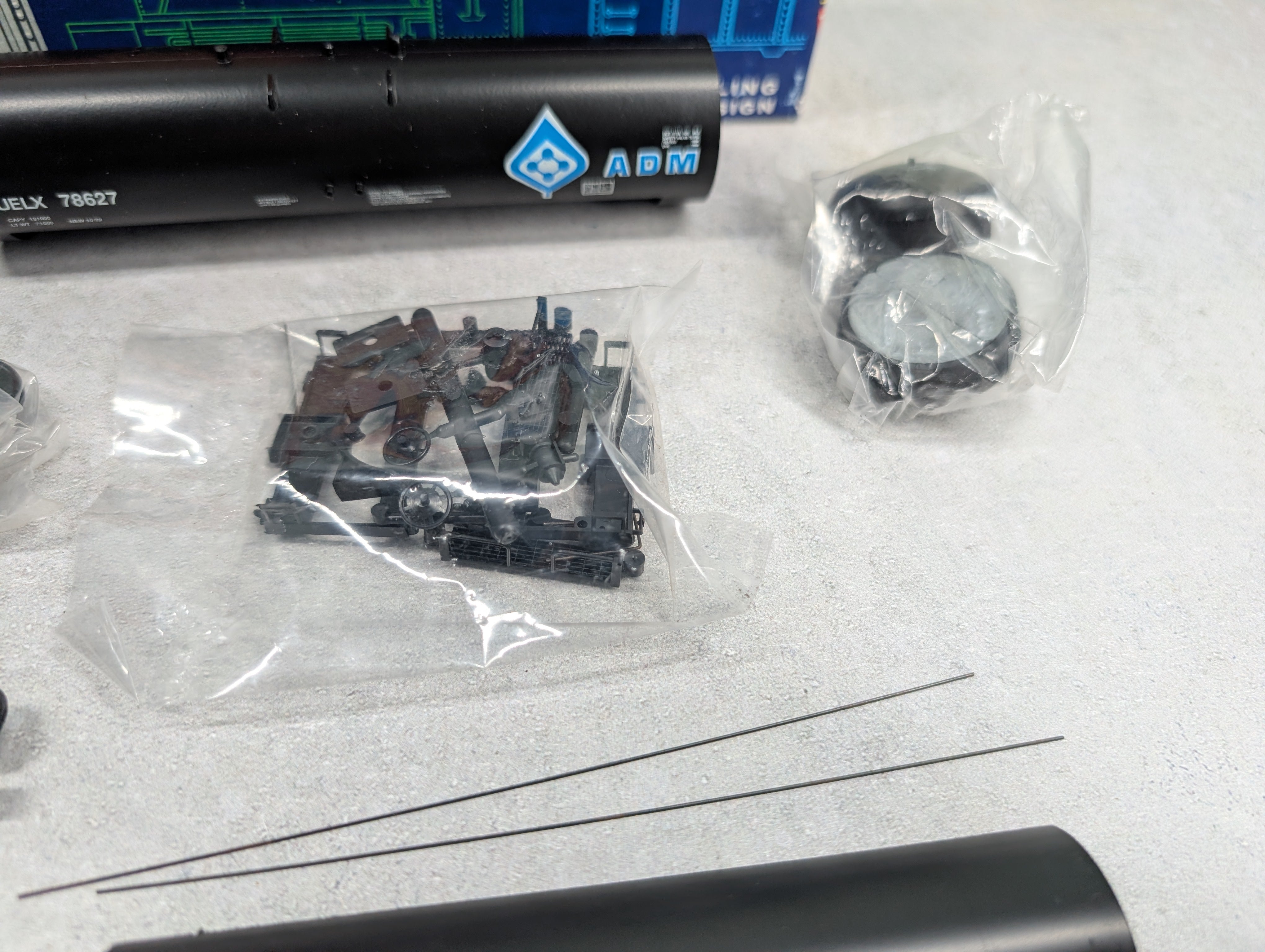 USED Roundhouse 3250 HO Scale 50' Tank Car Archer Daniels Midland UELX #78627 KIT