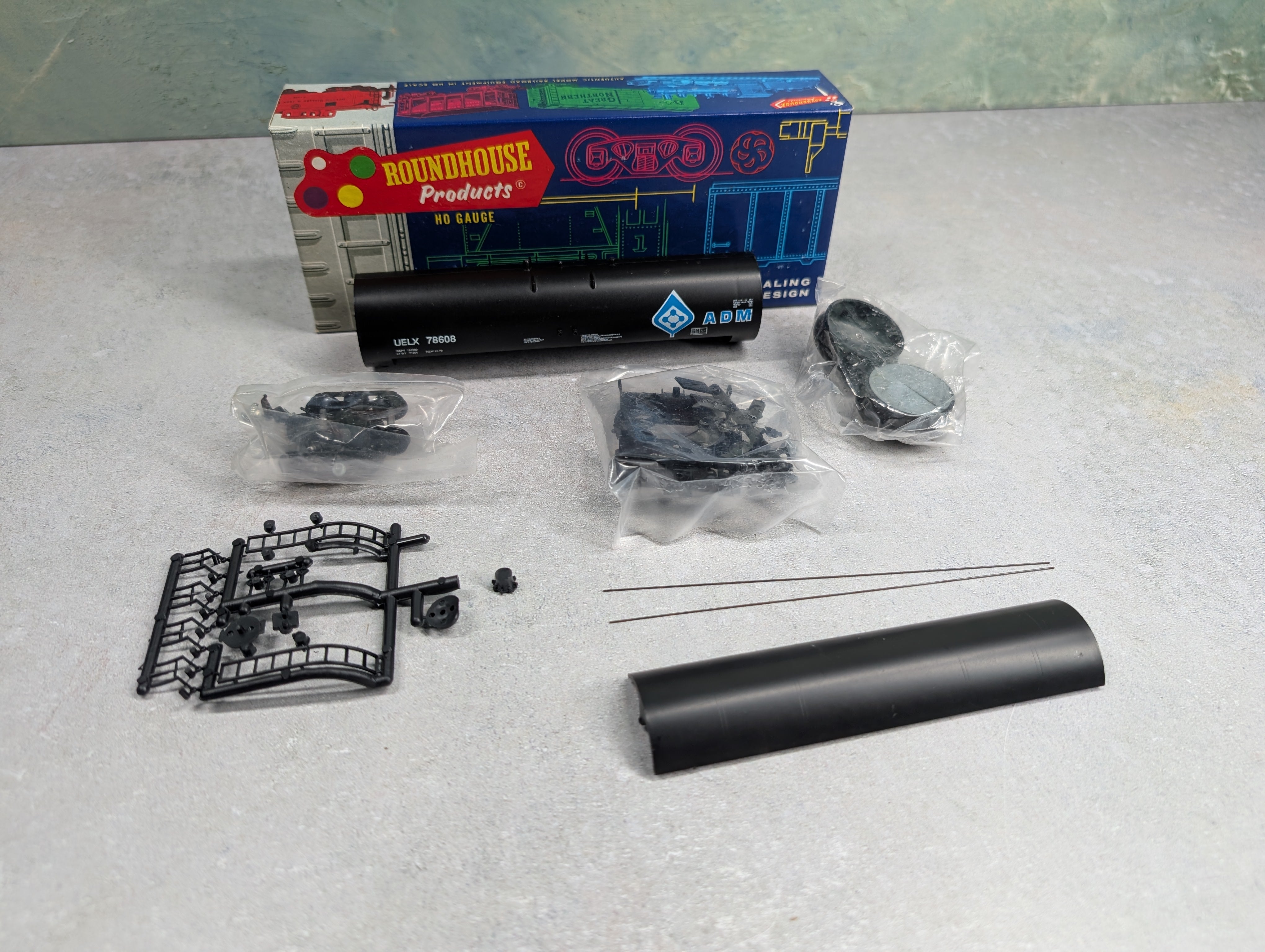 USED Roundhouse 3250 HO Scale 50' Tank Car Archer Daniels Midland UELX #78608 KIT