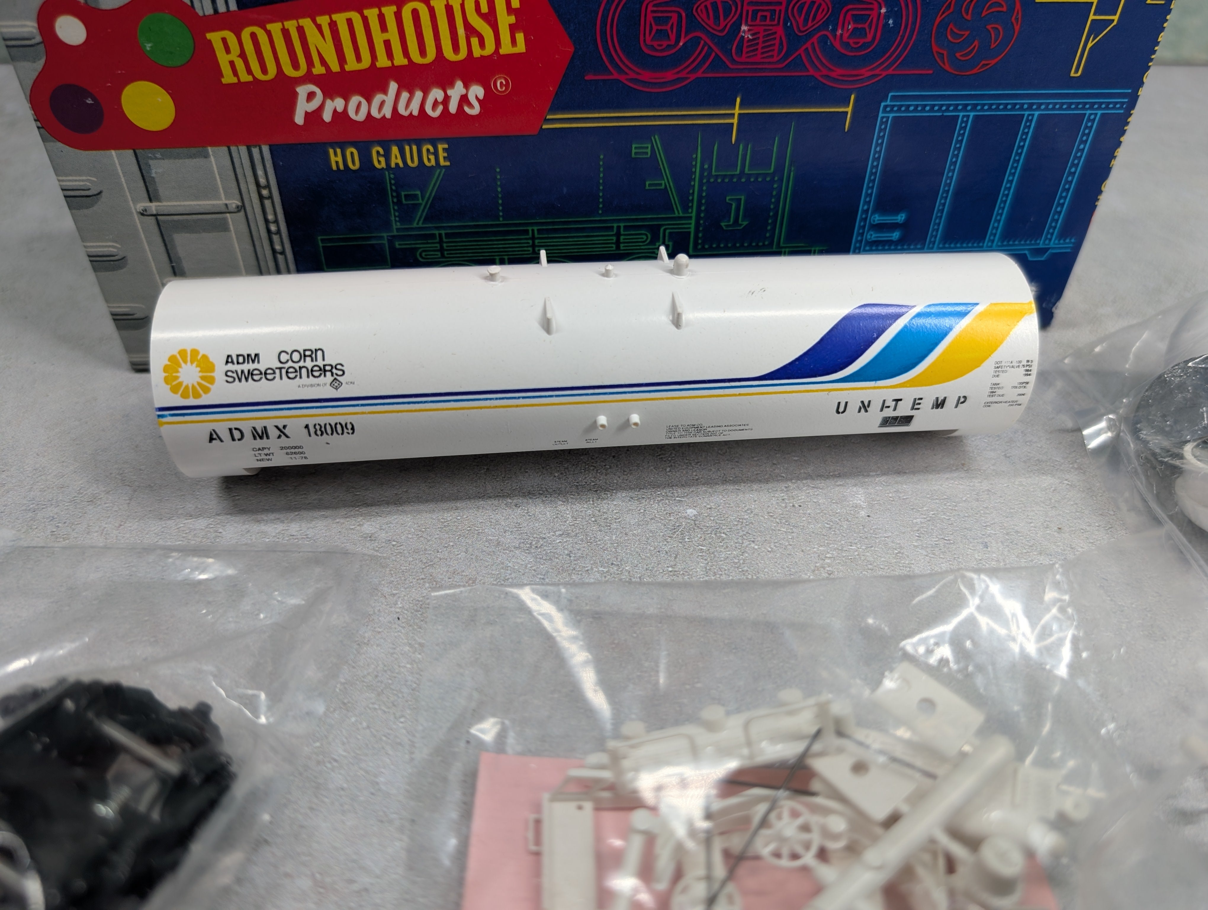 USED Roundhouse 3251 HO Scale 50' Tank Car Archer Daniels Midland ADMX #18009 Corn Sweeteners KIT