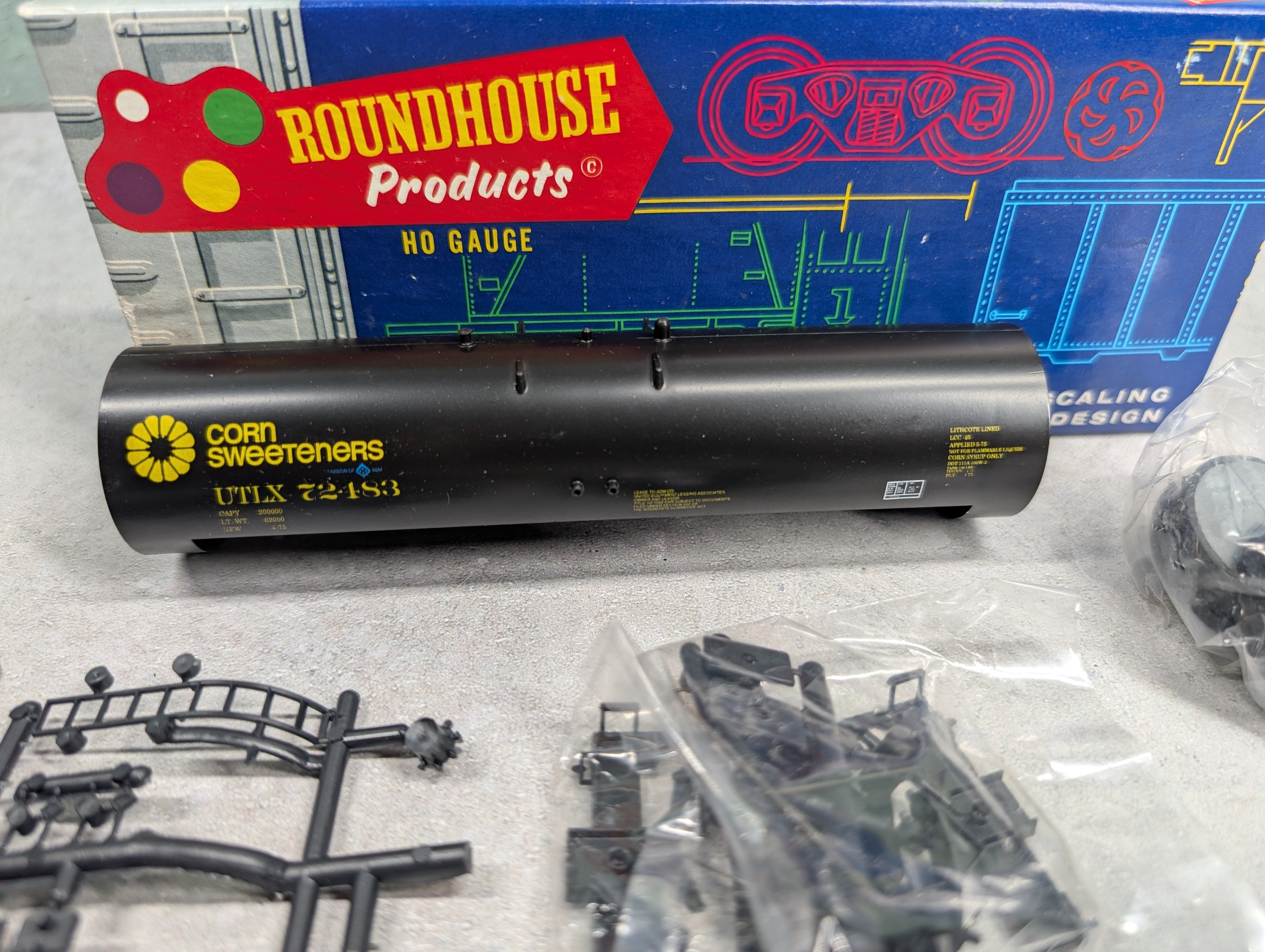 USED Roundhouse 3249 HO Scale 50' Tank Car Archer Daniels Midland UTLX #72483 Corn Sweeteners KIT