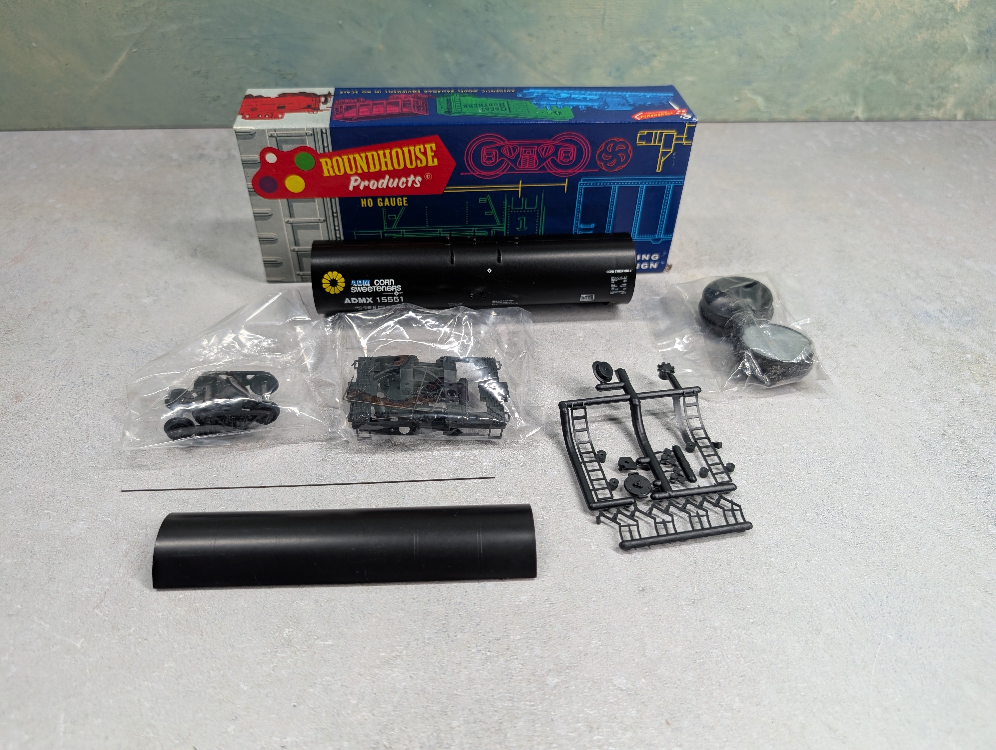 USED Roundhouse 3248 HO Scale 50' Tank Car Archer Daniels Midland ADMX #15551 Corn Sweeteners KIT