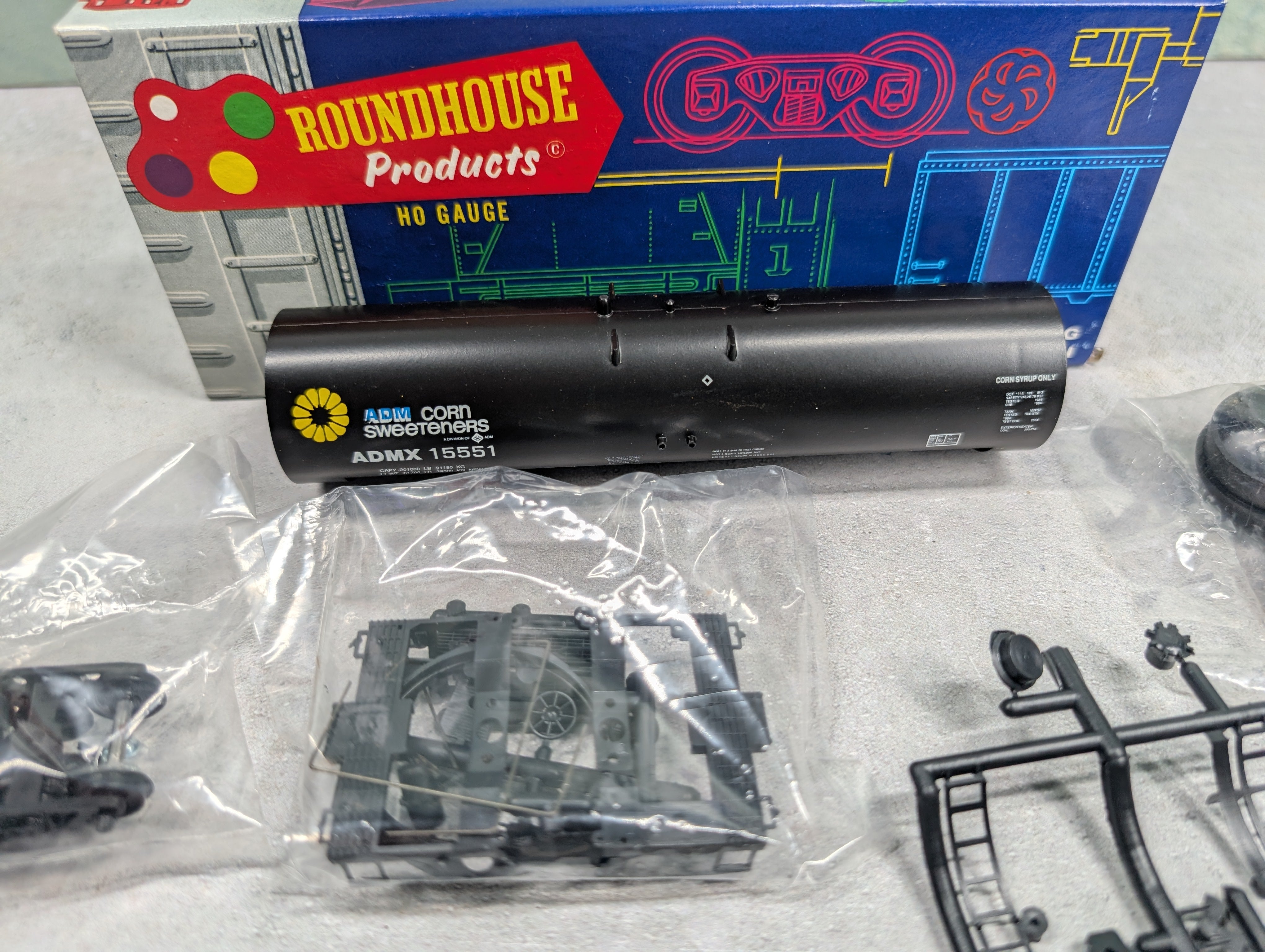 USED Roundhouse 3248 HO Scale 50' Tank Car Archer Daniels Midland ADMX #15551 Corn Sweeteners KIT