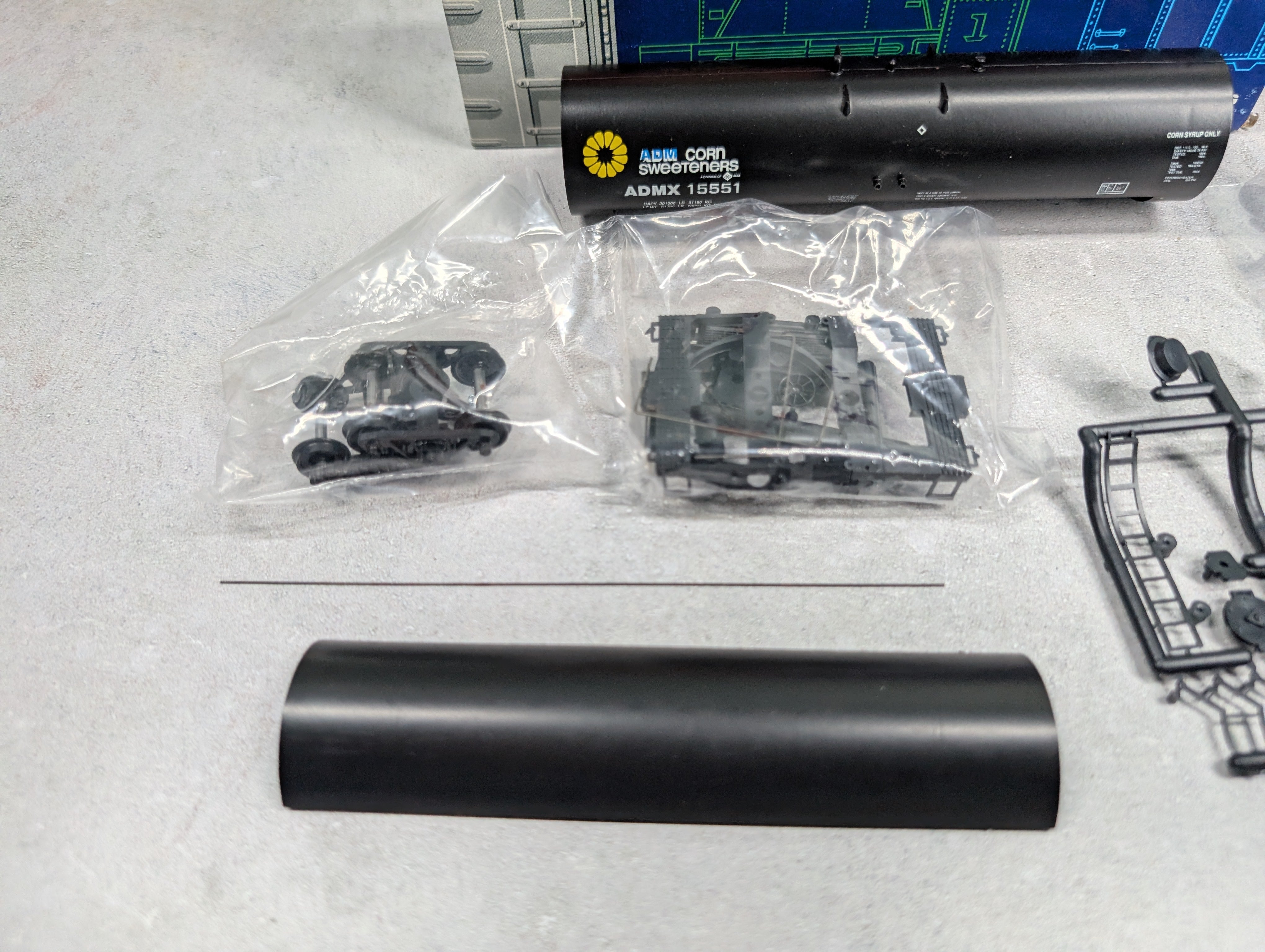 USED Roundhouse 3248 HO Scale 50' Tank Car Archer Daniels Midland ADMX #15551 Corn Sweeteners KIT