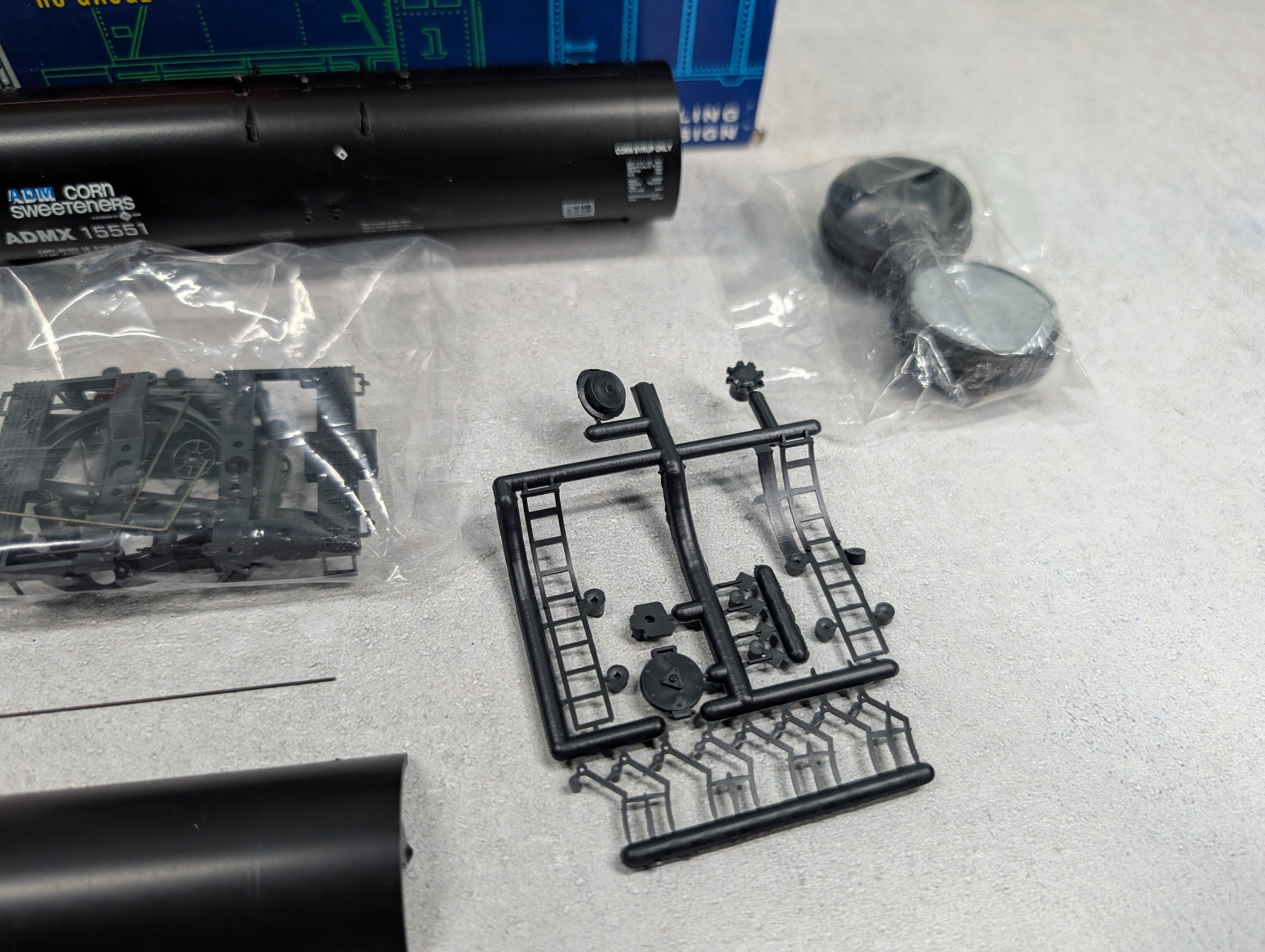 USED Roundhouse 3248 HO Scale 50' Tank Car Archer Daniels Midland ADMX #15551 Corn Sweeteners KIT