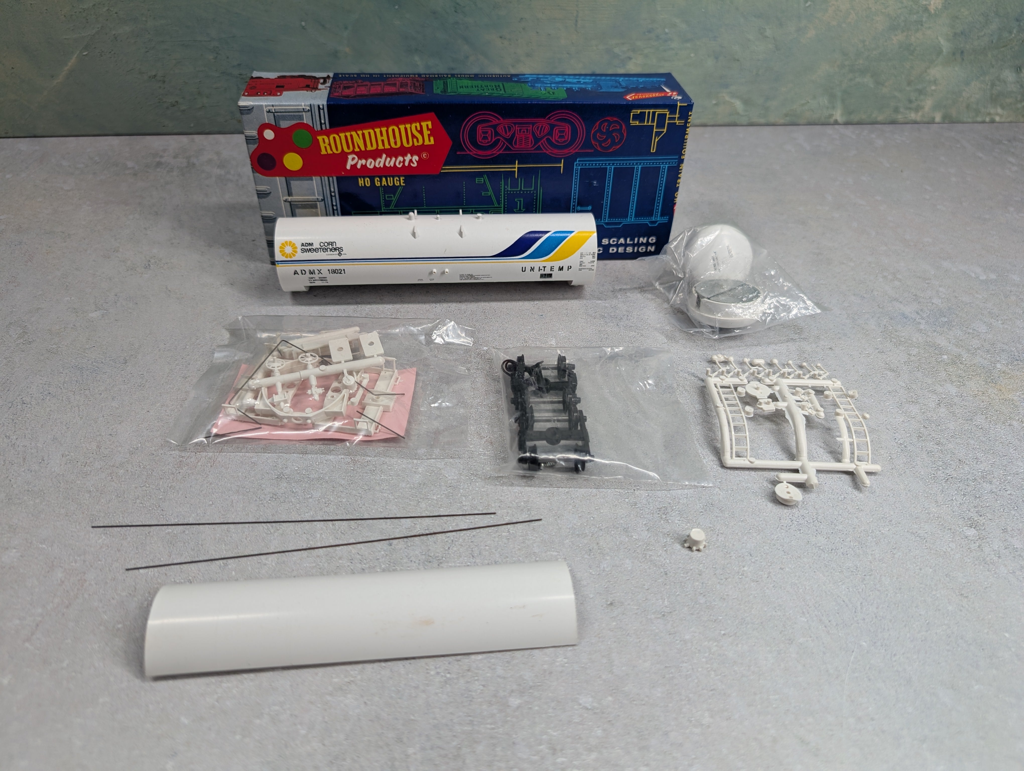 USED Roundhouse 3251 HO Scale 50' Tank Car Archer Daniels Midland ADMX #18021 Corn Sweeteners KIT