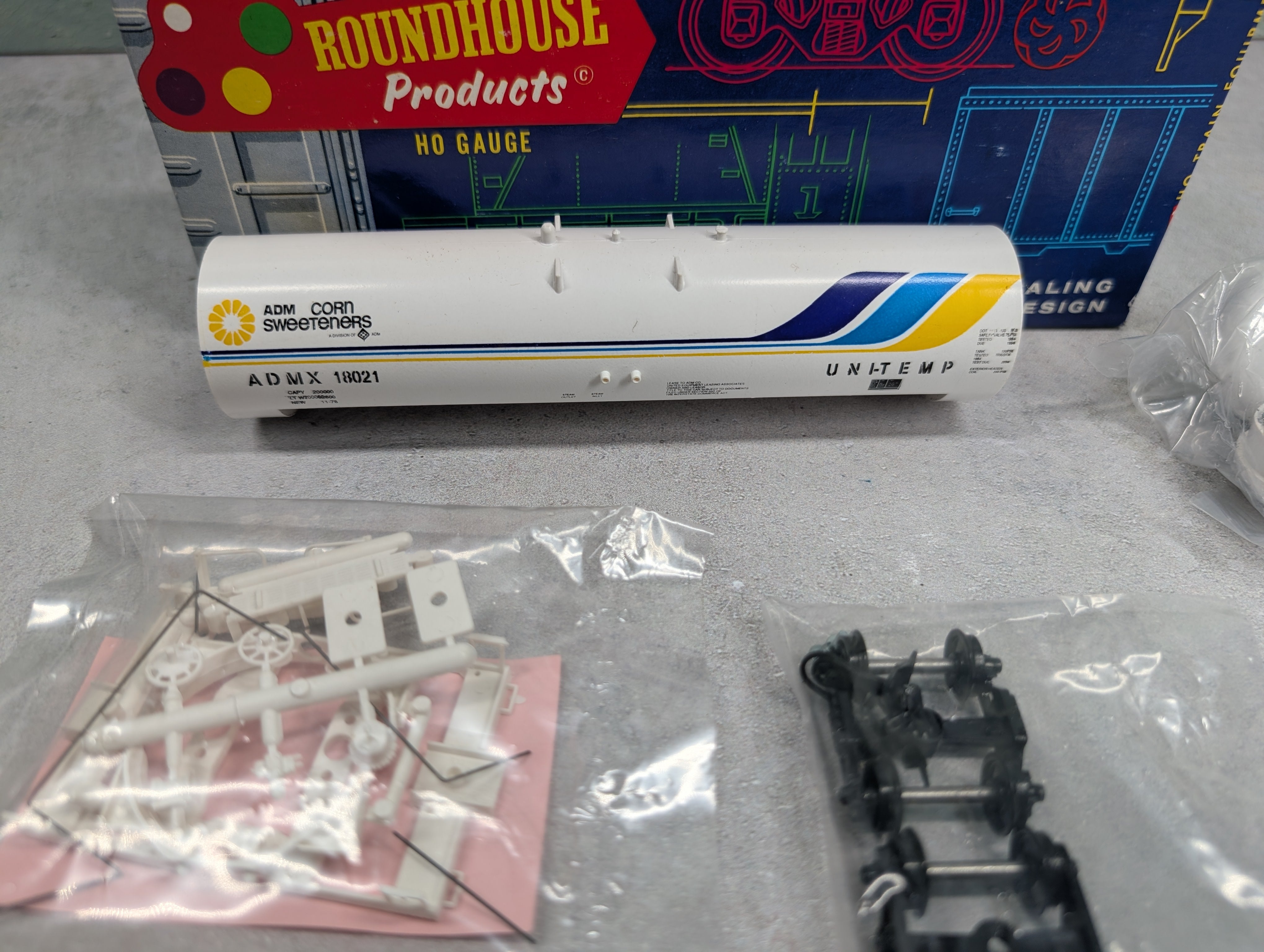 USED Roundhouse 3251 HO Scale 50' Tank Car Archer Daniels Midland ADMX #18021 Corn Sweeteners KIT