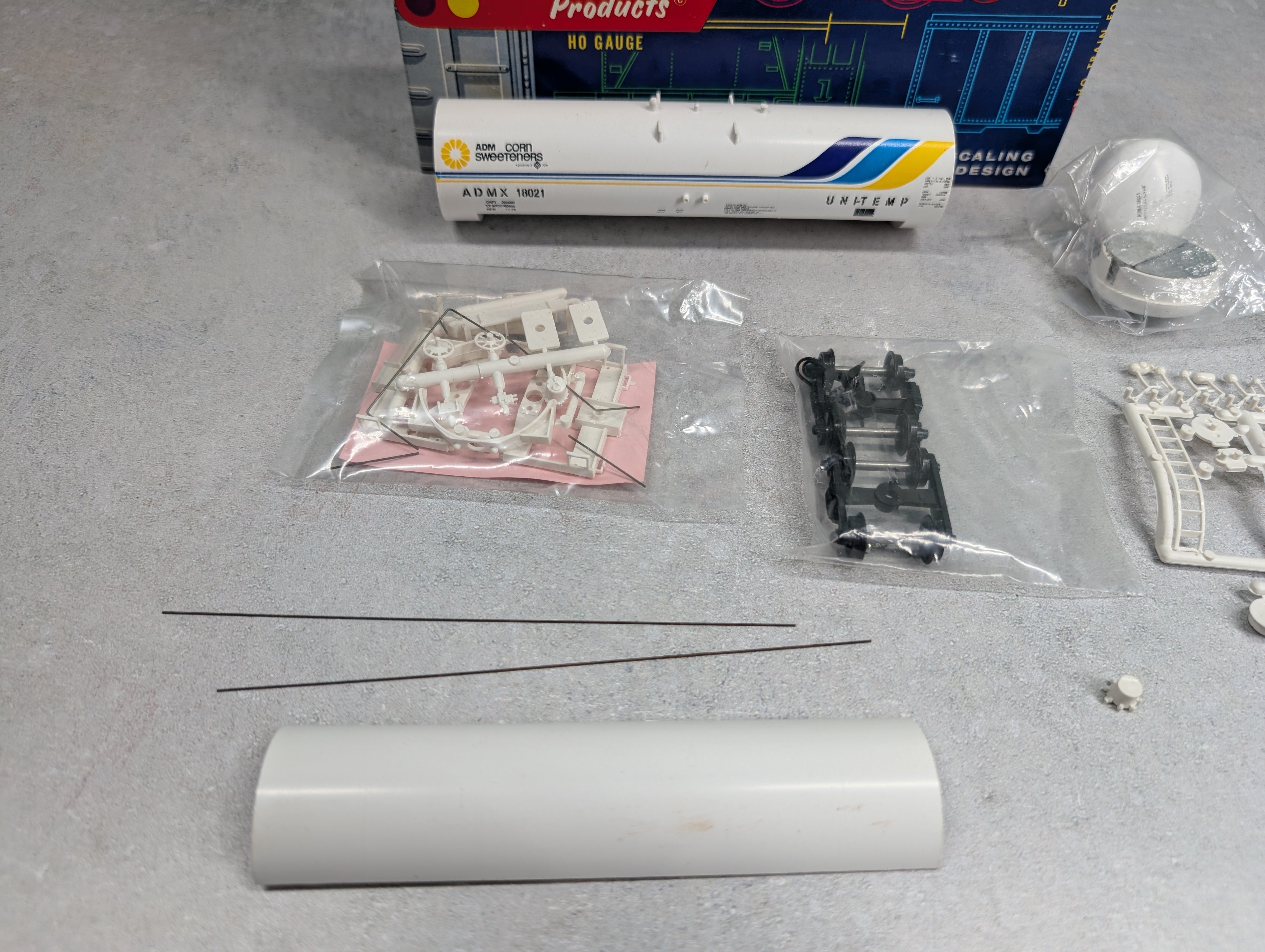 USED Roundhouse 3251 HO Scale 50' Tank Car Archer Daniels Midland ADMX #18021 Corn Sweeteners KIT