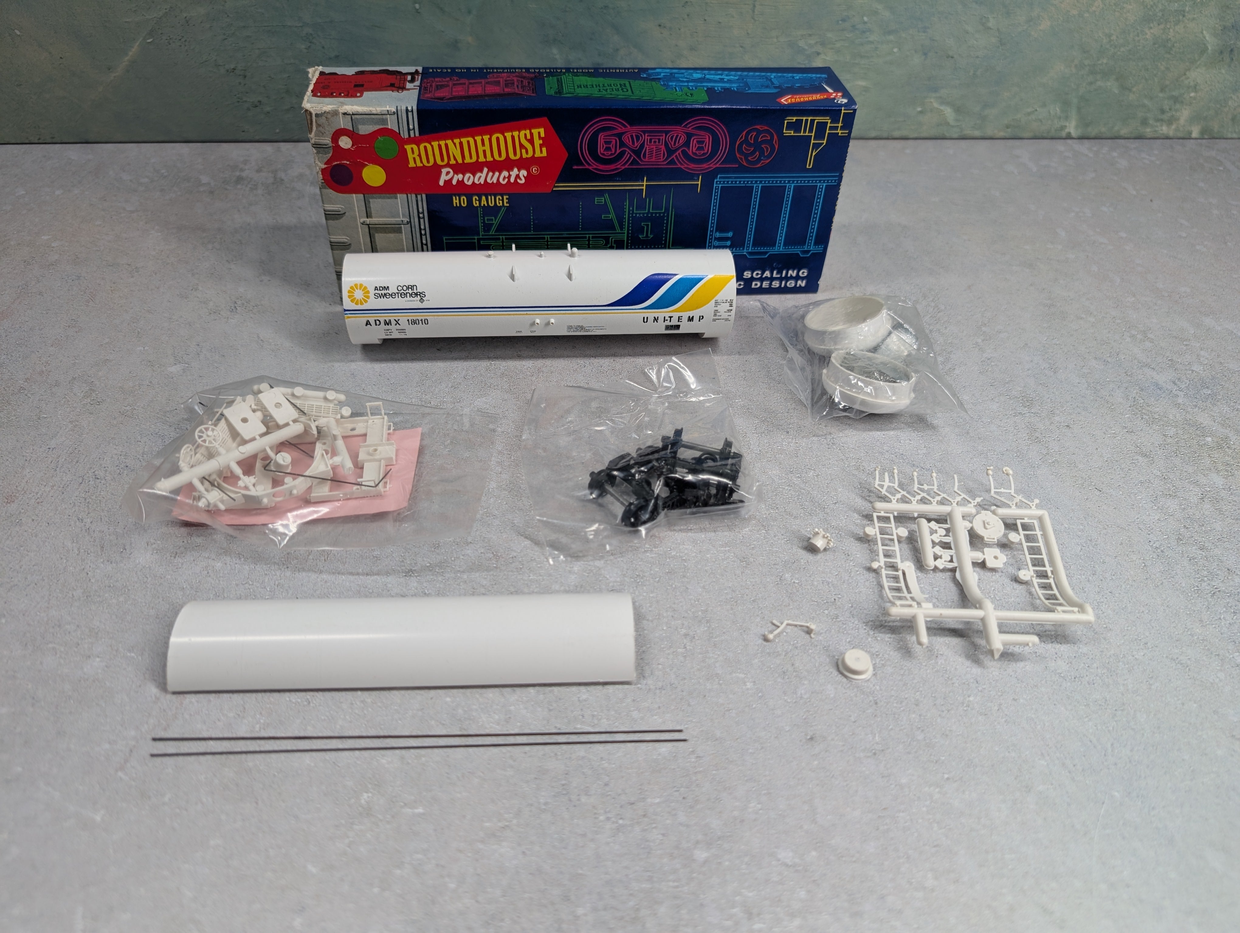 USED Roundhouse 3251 HO Scale 50' Tank Car Archer Daniels Midland ADMX #18010 Corn Sweeteners KIT