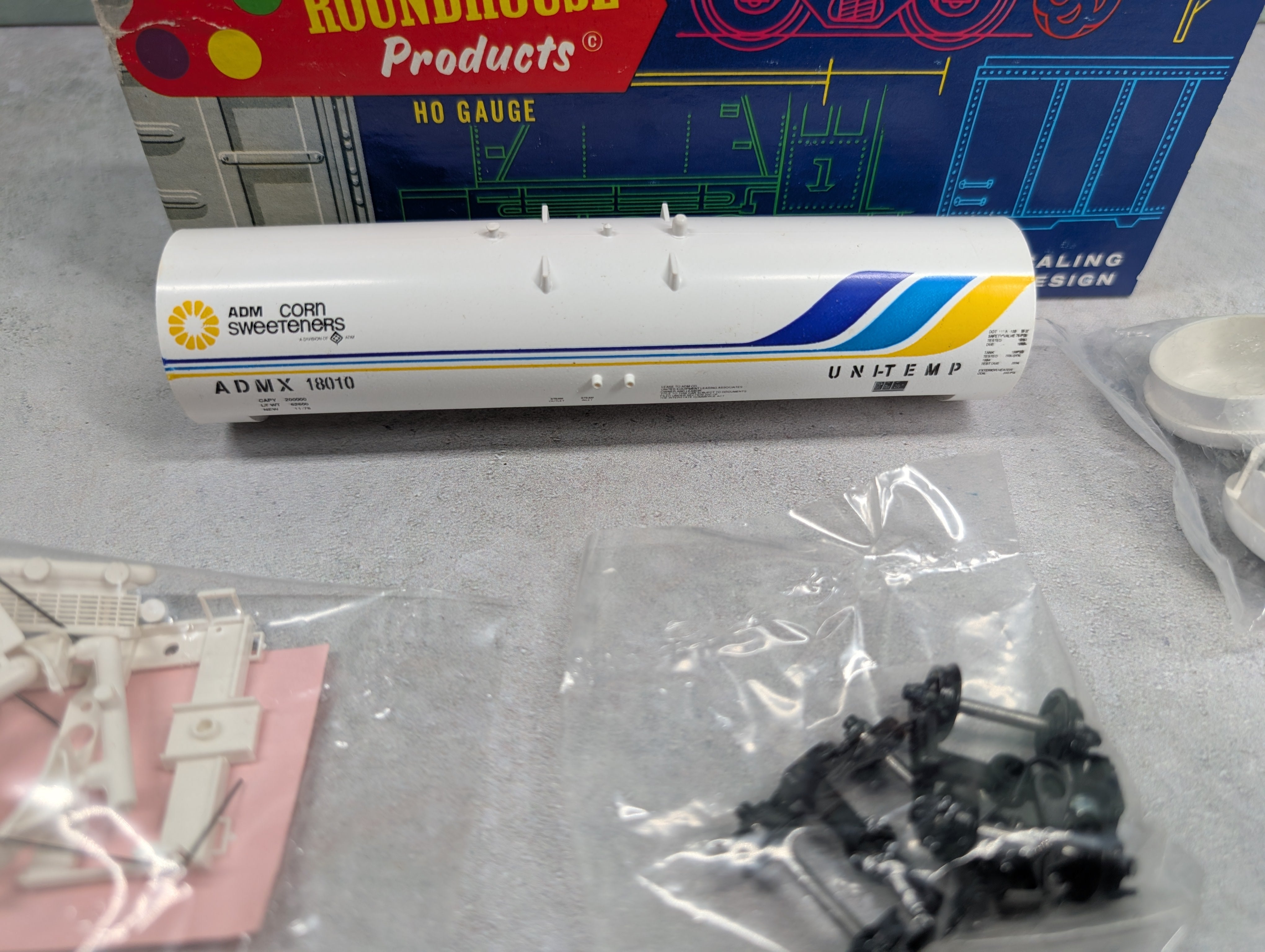 USED Roundhouse 3251 HO Scale 50' Tank Car Archer Daniels Midland ADMX #18010 Corn Sweeteners KIT