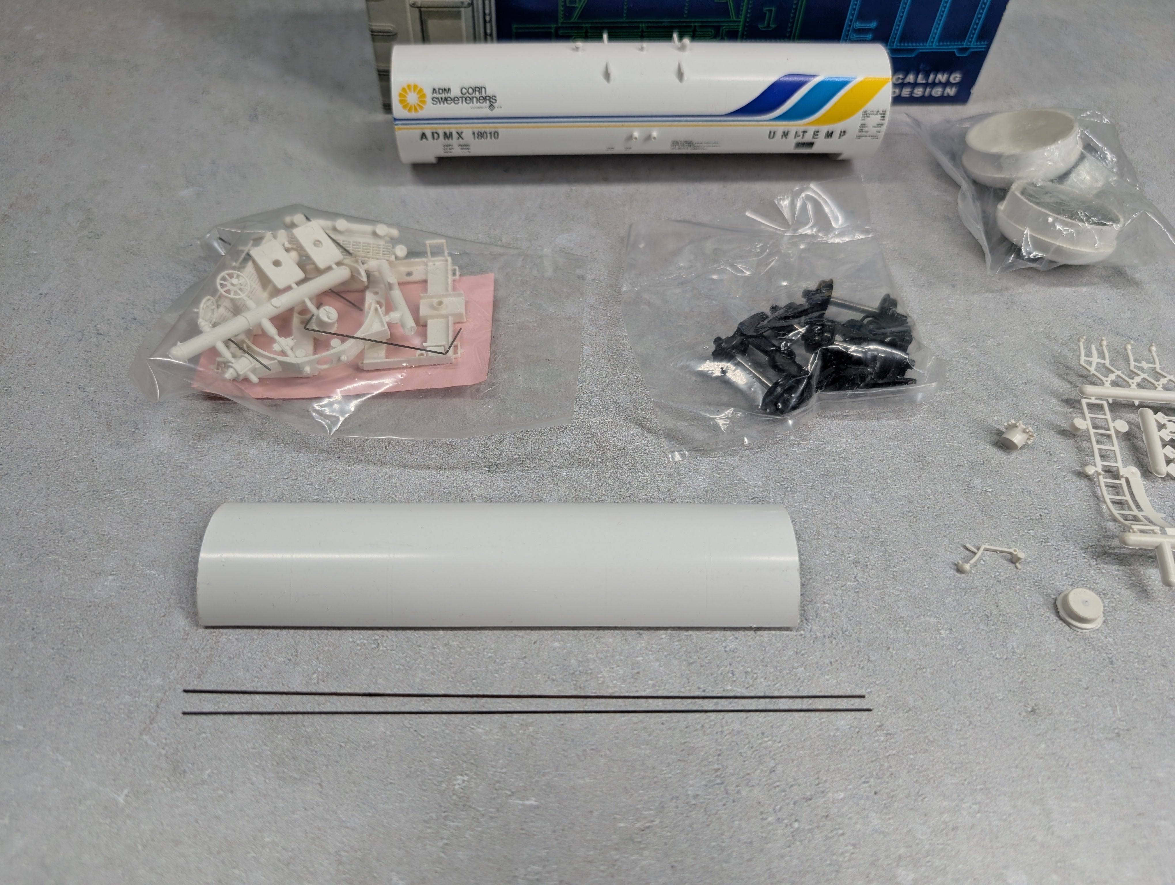 USED Roundhouse 3251 HO Scale 50' Tank Car Archer Daniels Midland ADMX #18010 Corn Sweeteners KIT