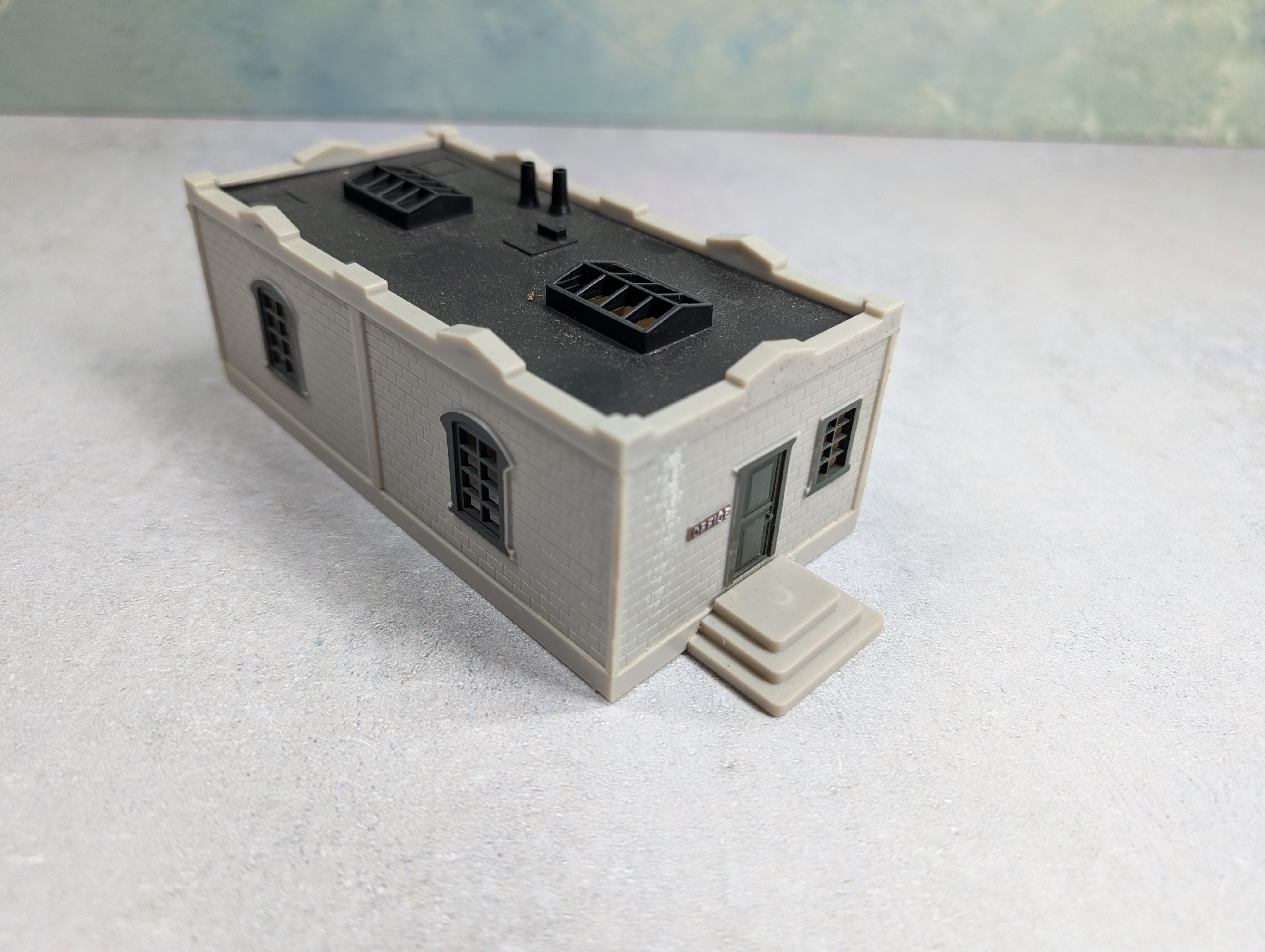 USED HO Scale Light Gray Brick Office
