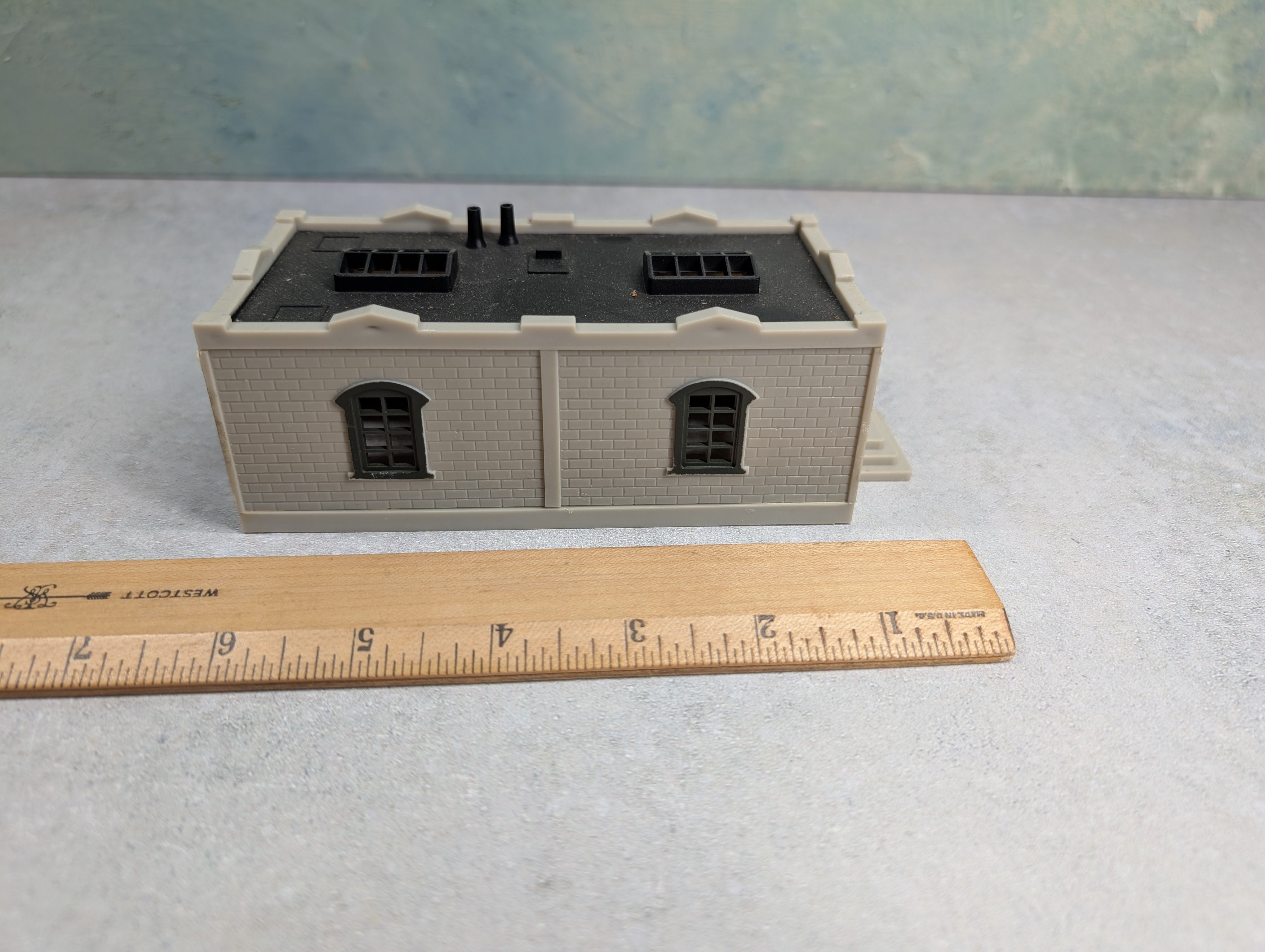 USED HO Scale Light Gray Brick Office